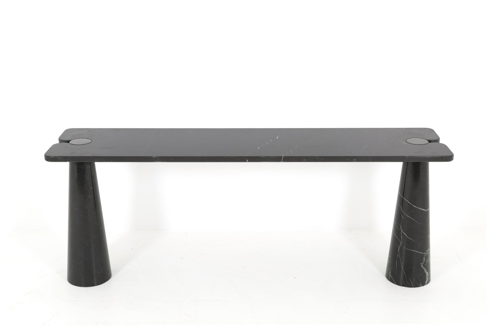ANGELO MANGIAROTTI for SKIPPER. Marble console: ANGELO MANGIAROTTI (Milano, 1921-2012) per SKIPPER. Consolle rettangolare in marmo nero. Etichetta del produttore sotto il piano. Anni '70. Mis. Lung. cm. 184 Alt. cm. 72 Prof. cm. 45 ca.