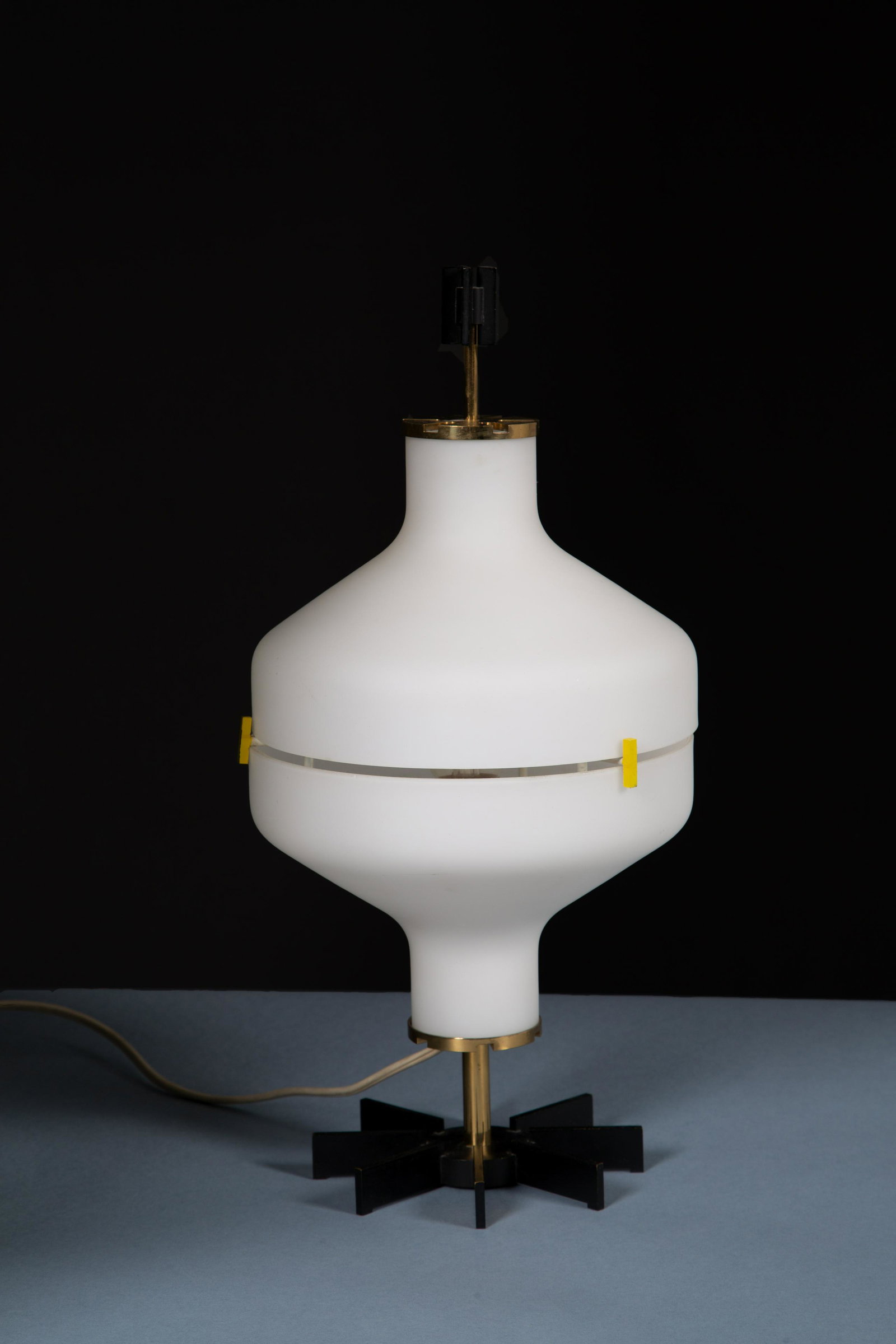 STILNOVO. Glass and metal small table lamp. '50s: Piccola lampada da tavolo in vetro opalino e metallo smaltato. Produzione STILNOVO. Anni '50. Mis. Alt. cm. 40 Diam. cm. 19 ca.