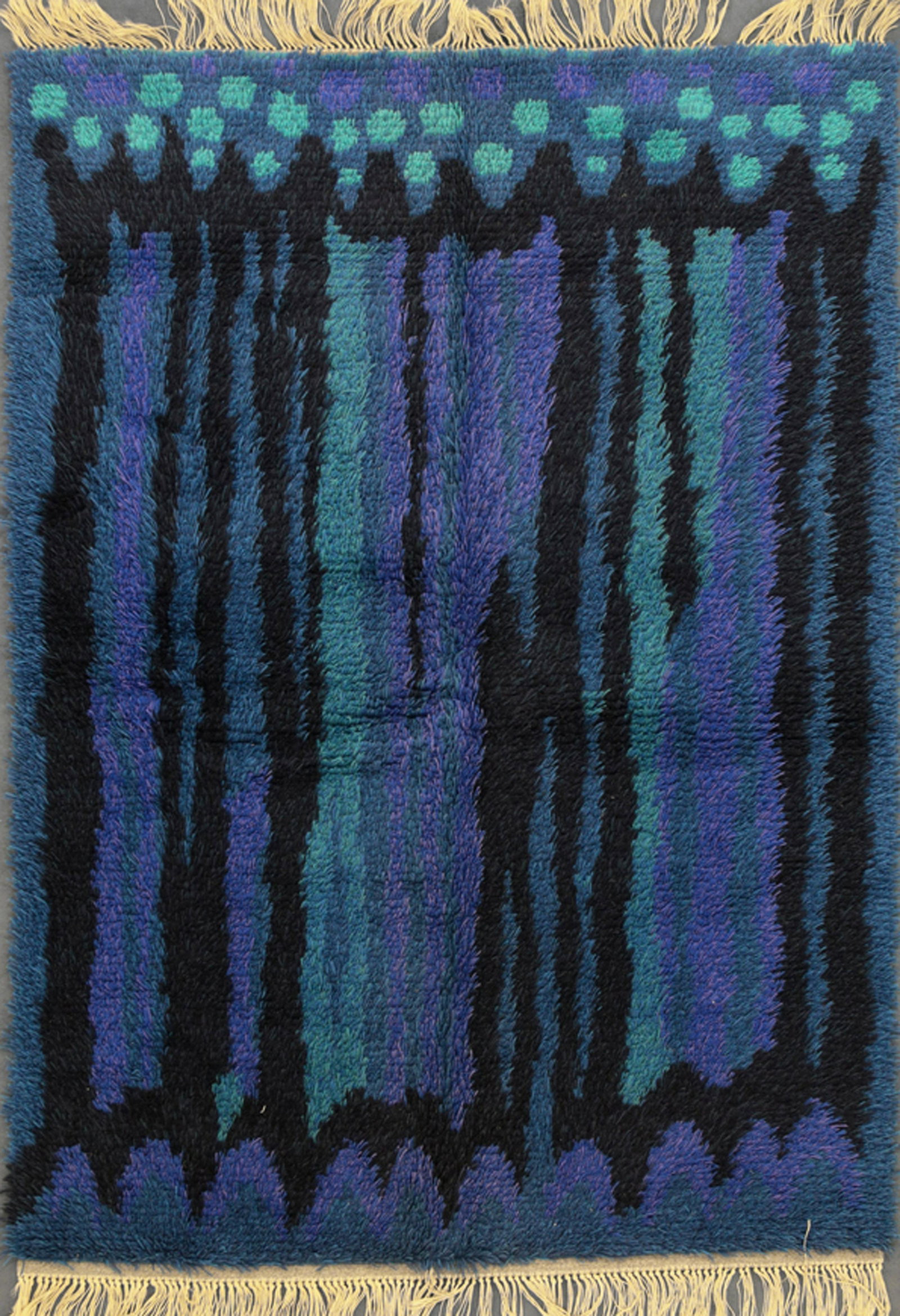 Rya wool rug. Sweden. '60s-'70s: Tappeto Rya, annodato a mano in lana. Svezia. Anni '60-'70. Ottimo stato di conservazione. Mis. Lung. cm. 145 Alt. cm. 200 ca.