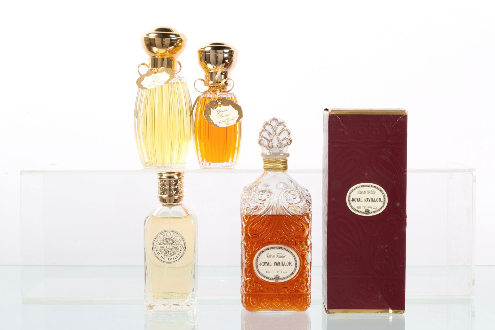Four vintage perfumes: Lotto composto da quattro profumi mai usati - Royal Pavillon Eau de Toilette di ETRO. 250 ml - Eau du Sud di ANNICK GOUTAL, Paris. 100 ml. Senza scatola - Vicolo Fiori Eau de Toilette di ETRO. 100 ml