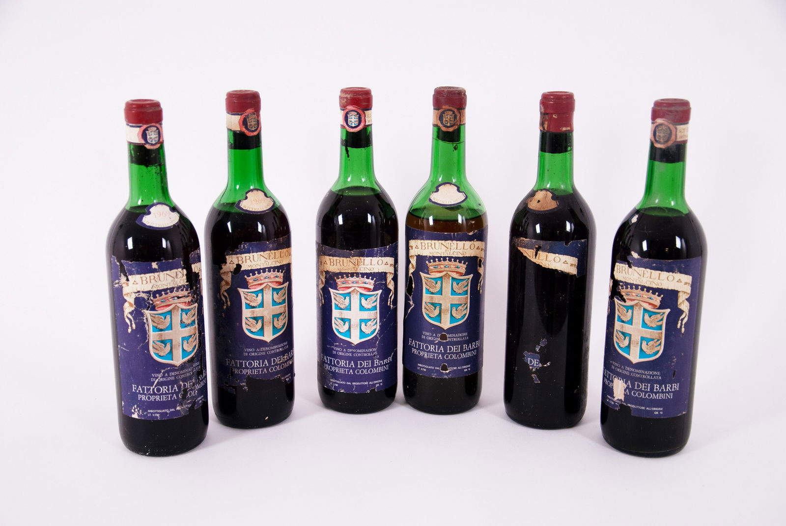 Six bottles of Brunello di Montalcino, farm Barbi: Sei bottiglie di Brunello di Montalcino, fattoria dei Barbi, proprietà Colombini di cui due del 1969 e due del 1968. Difetti alle etichette.