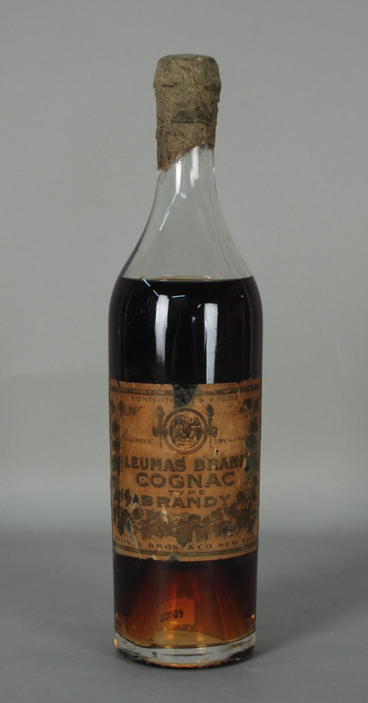 Cognac LEUMAS BRANDY , Samuel Bros& Co, New York: Cognac LEUMAS BRANDY. Fine XIX-inizi XX secolo. Tappo sigillato in ceralacca. Importazione americana, Samuel Bros & Co, New York. Livello inizio spalla. Mis. Alt. cm. 31 ca. Val. 500/700DettagliNell'8