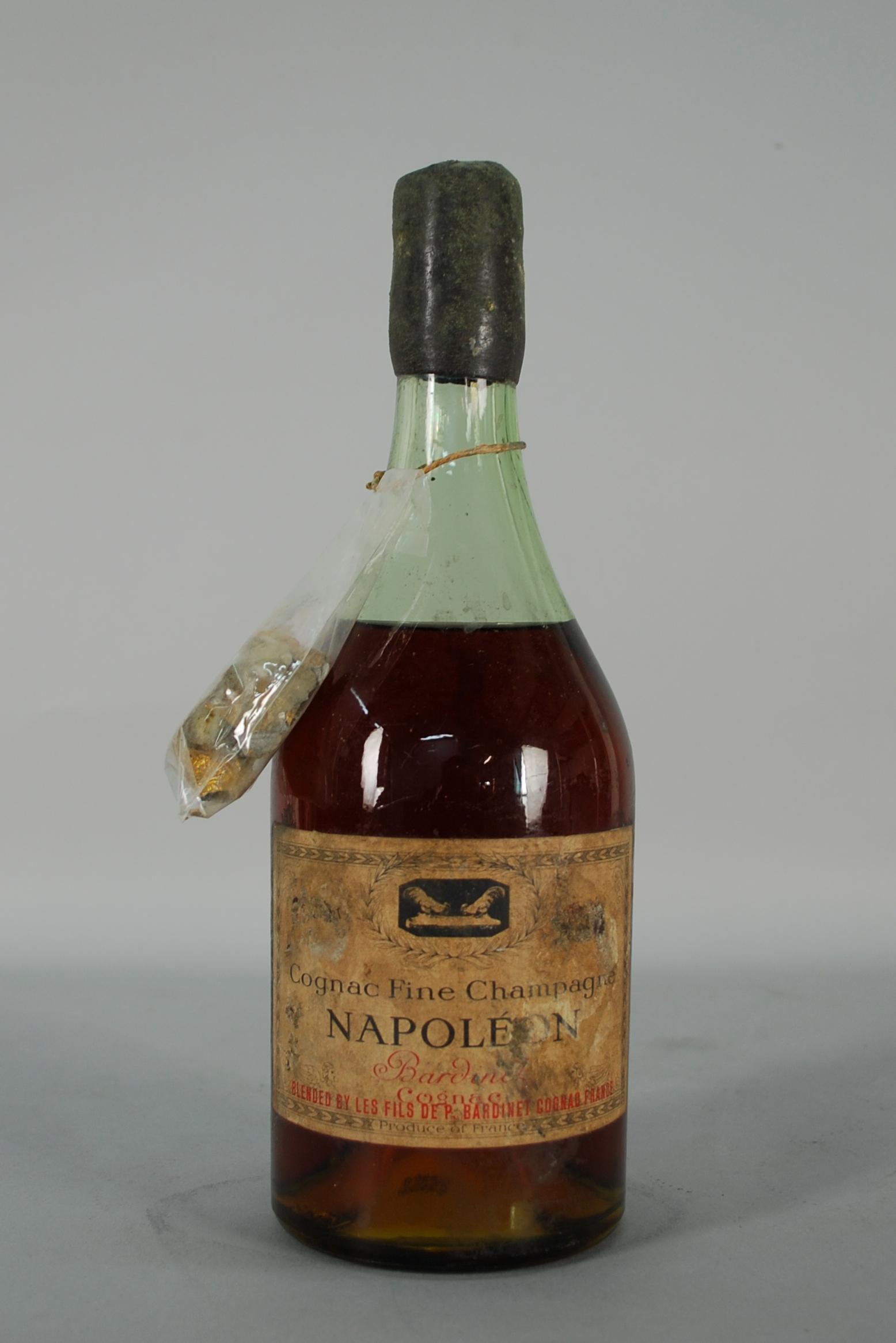 Cognac BARDINET NAPOLEON.Bottled by Bardinet's son: Cognac BARDINET NAPOLEON - Grande Fine Champagne. Imbottigliato dai figli di Paul Bardinet, fondatore dell'omonima azienda (1857). Esemplare primo '900. Tappo sigillato in ceralacca e tappo e capsula 