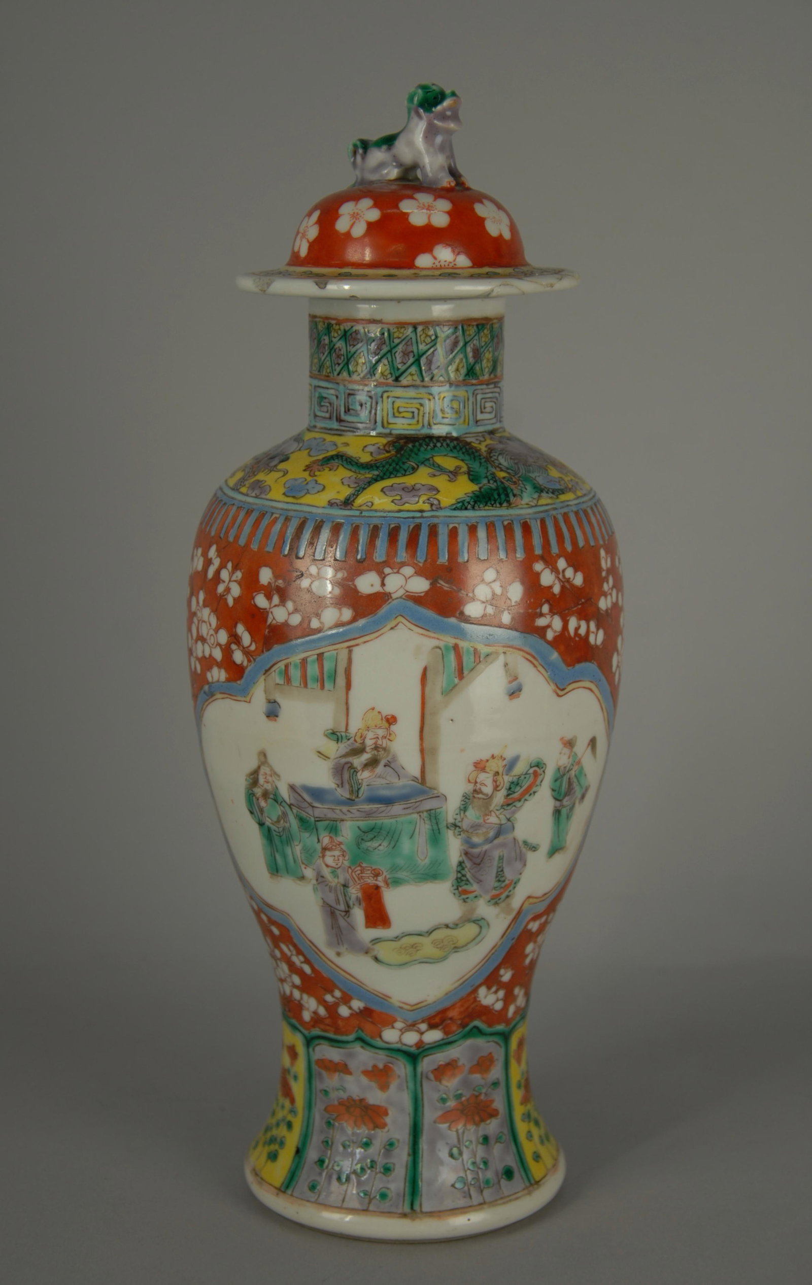 Painted porcelain vase with lid. 20th century: Vaso in porcellana dipinta con coperchio. Cina. Inizi XX secolo. Difetti al coperchio. Mis. Alt. cm. 31 ca. Val. 250/350