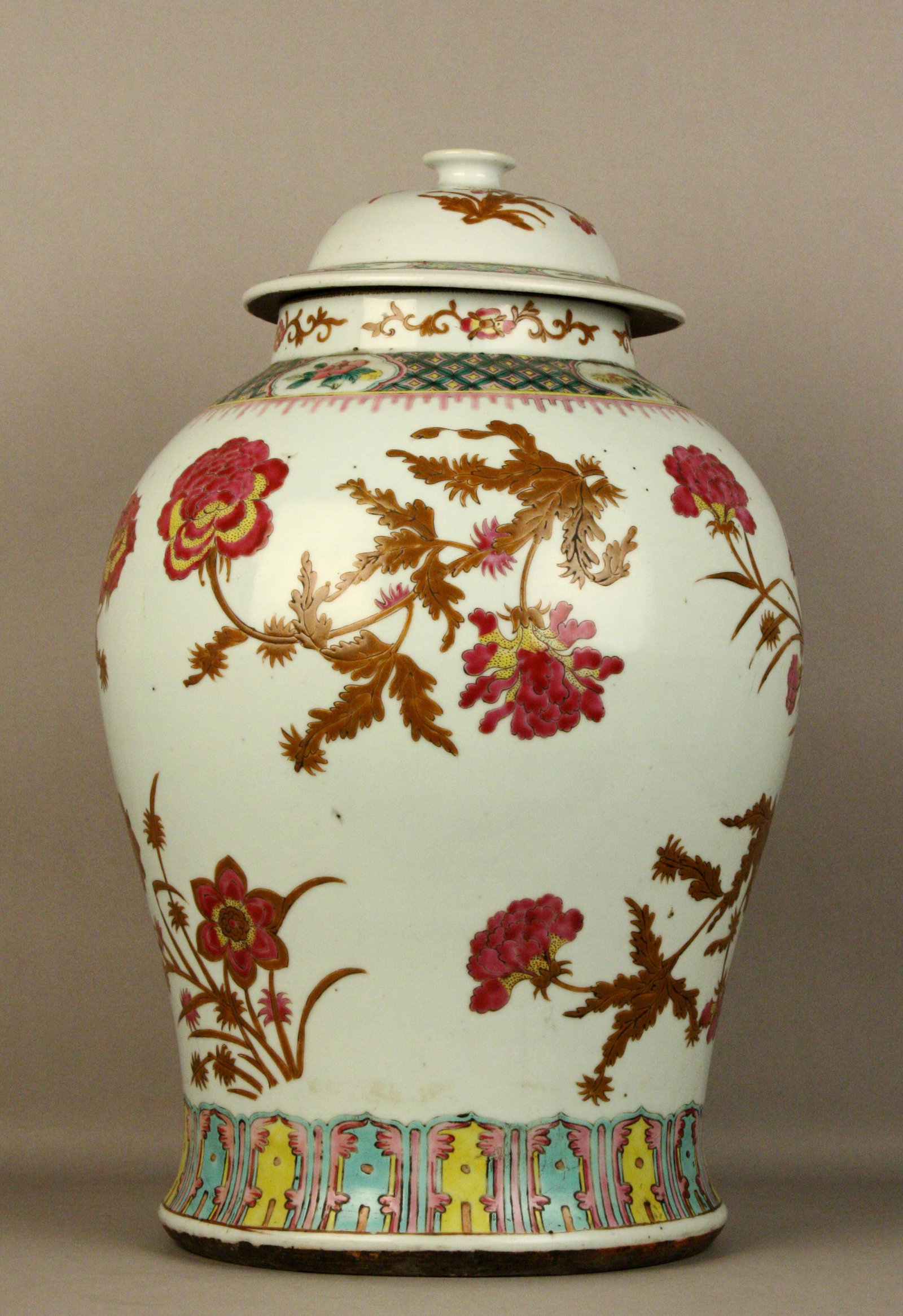 Chinese ceramic vase: Vaso in ceramica con coperchio decorato a motivi floreali. Cina. Fine XIX secolo. Mis. Lung. cm. 26 Alt. cm. 42 ca. Val. 500/800
