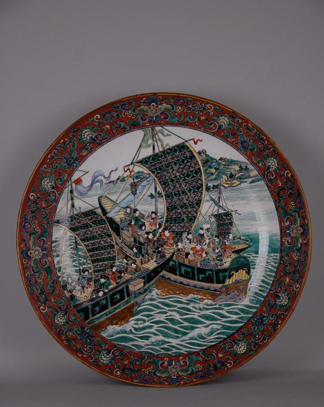 Japanese Kutani porcelain dishes: Piatto in porcellana dipinta raff. ''VELIERI CON FIGURE''. Marcato sul fondo. Kutani (Giappone). XIX secolo. Restauri. Mis. Diam. cm. 42 ca. Val. 400/500