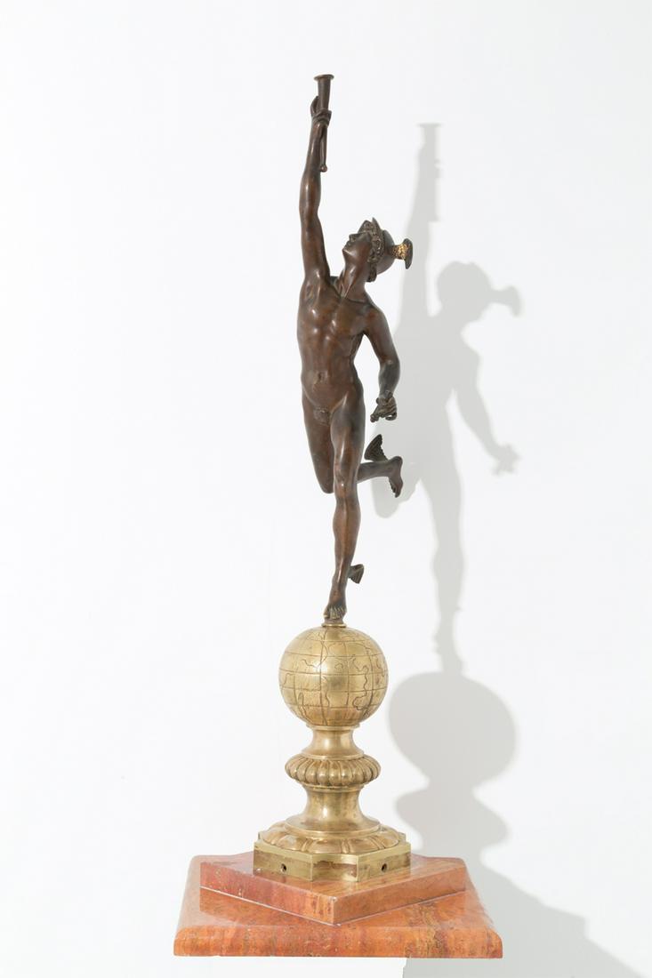 Burnished bronze sculpture. 20th century: Scultura in bronzo brunito raff. ''MERCURIO''. Base in bronzo dorato. Supporto in marmo. Inizi XX secolo. Mancanze. Mis. Alt. cm. 91 ca. Val. 500/700