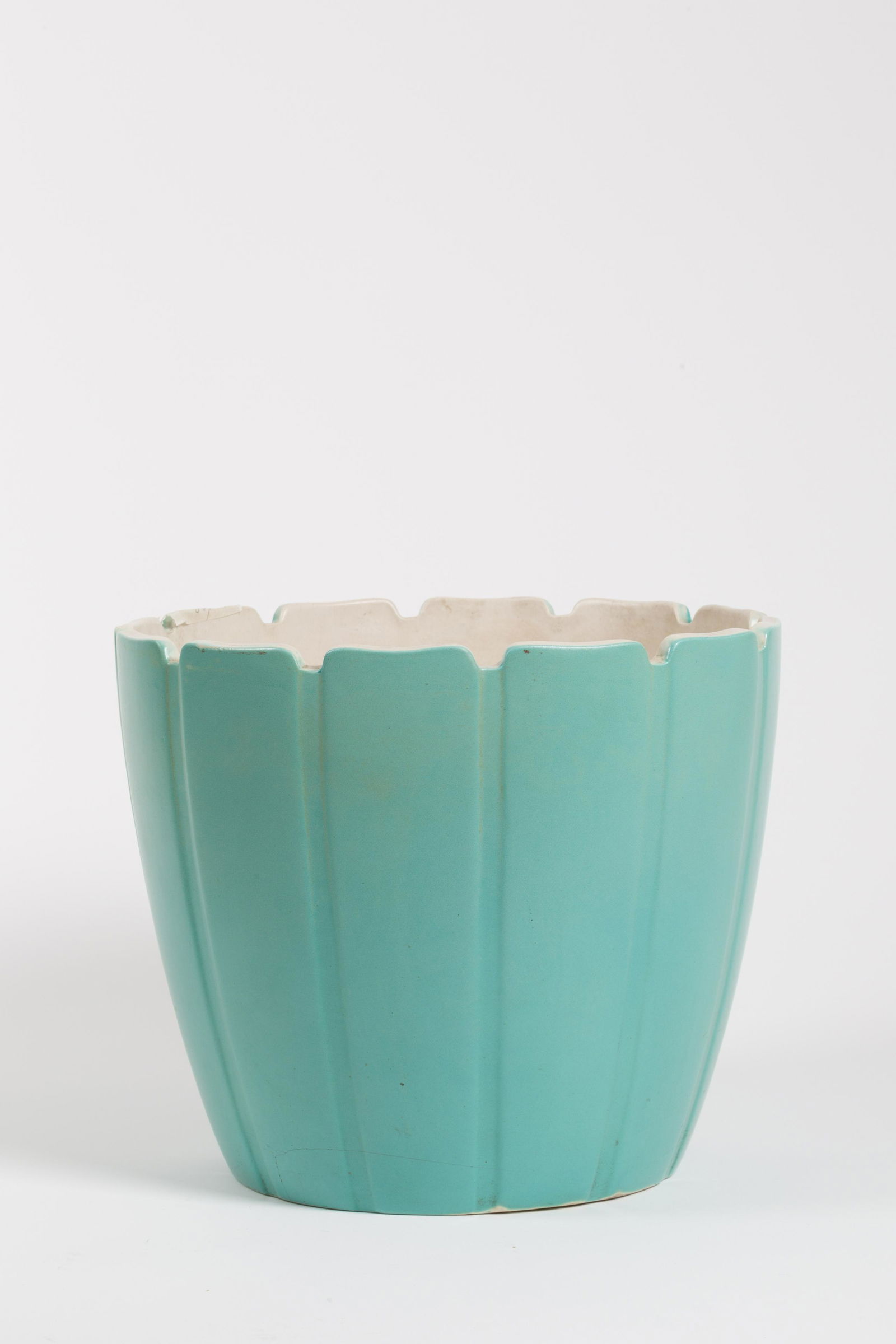 GIO PONTI (Attr) for RICHARD GINORI. Ceramic vase: GIO PONTI (Attr.) (Milano, 1891-1979). Vaso in ceramica azzurra. Marcato RICHARD GINORI sul fondo. Anni '50. Mis. Alt. cm. 26.5 Diam. cm. 31.5 ca. Val. 300/500