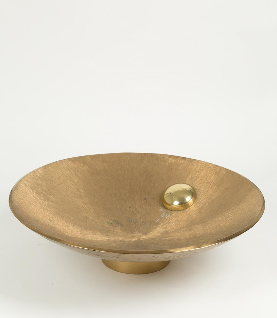 Bronze centerpiece sculpture. 20th century: Scultura centrotavola in bronzo dorato e satinato con cabochon lucido all'interno. XX secolo. Mis. Alt. cm. 14 Diam. cm. 50 ca. Val. 700/1200