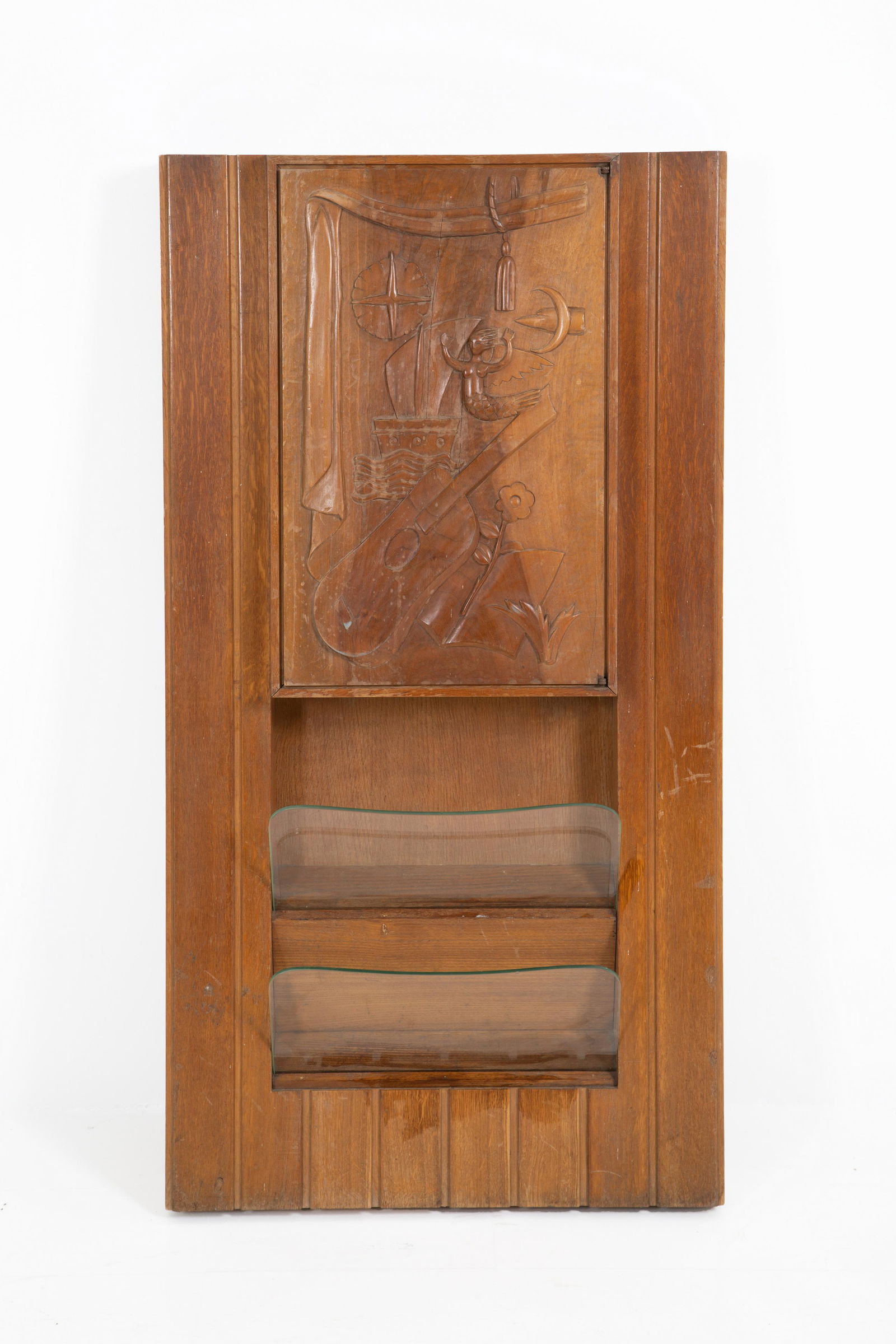 GIO PONTI (Attr). Wooden suspendend magazine rack: GIO PONTI (Attr.) (Milano, 1891-1979). Portariviste sospeso in legno intagliato con mensole in vetro. Anni '40. Mis. Lung. cm. 63 Alt. cm. 116 Prof. cm. 20 ca. vAL. 1200/1500