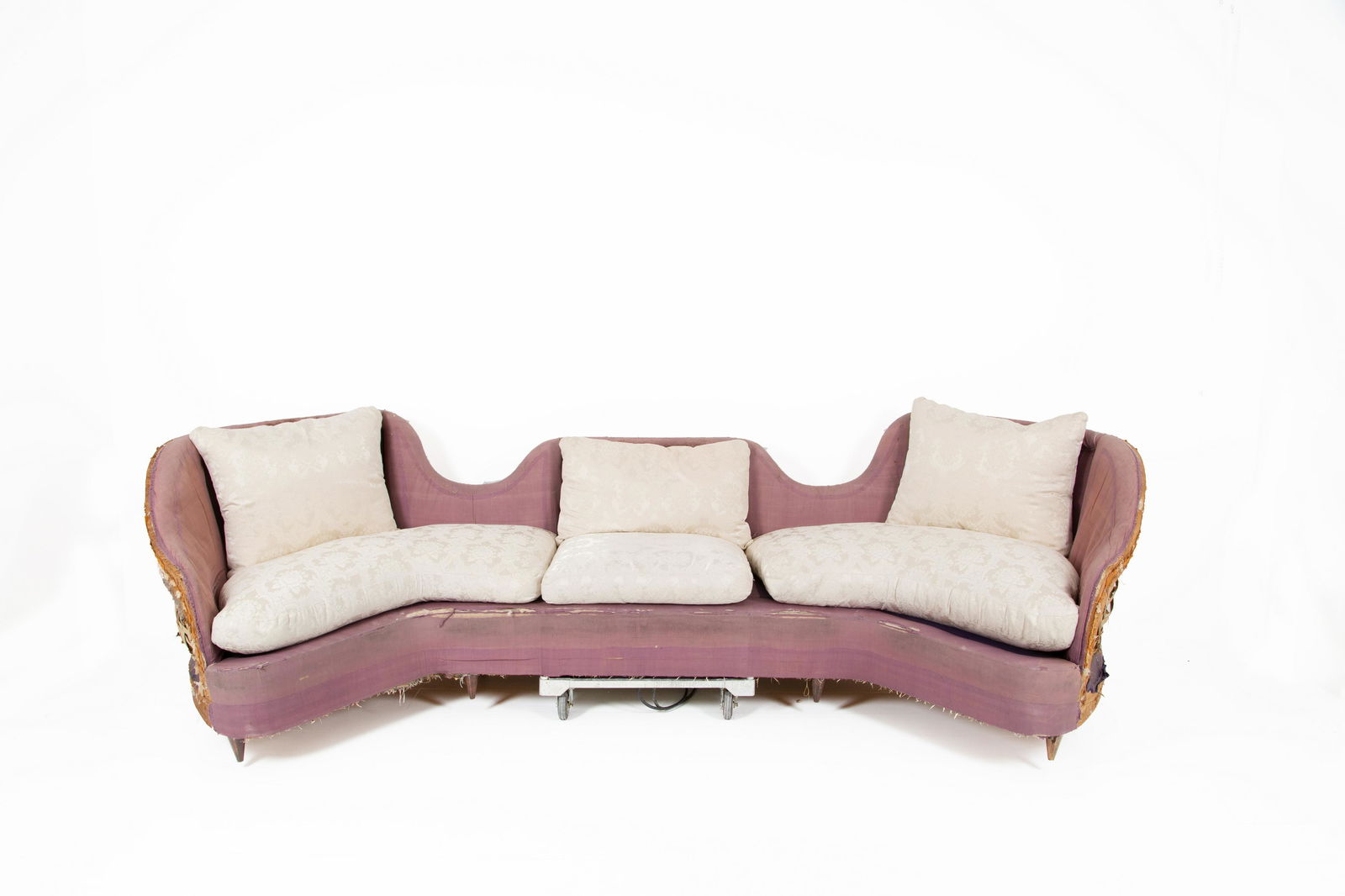 RENZO ZAVANELLA (Attr.) Semi-angular sofa. '40s: RENZO ZAVANELLA (Attr.) (Mantova, 1900 - Milano, 1988). Divano semiangolare con cuscini bianchi. Anni '40. Difetti e da rifoderare. Mis. Lung. cm. 325 Alt. cm. 92 Prof. cm. 120 ca. Val. 2000/3000