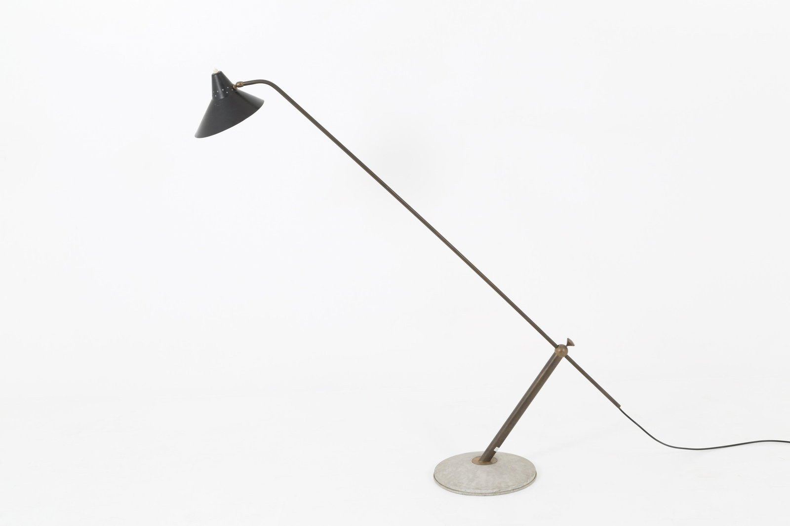Italian aluminum and brass floor lamp. '50s: Piantana in alluminio e ottone ad altezza regolabile (max. cm. 120 ca.). Manifattura italiana. Anni '50. Mis. Diam. cm. 32 ca. Val. 500/700