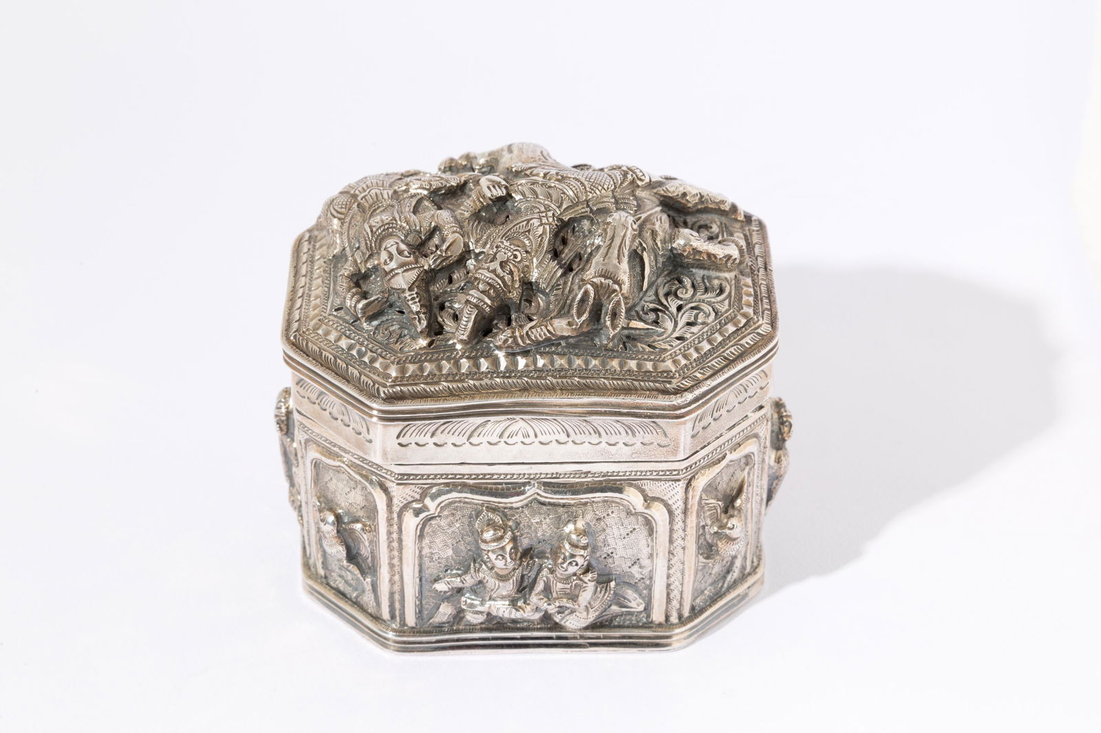 Silver jewelry box, gr. 313 ca. Myanmar. 19th c. (1 of 5)