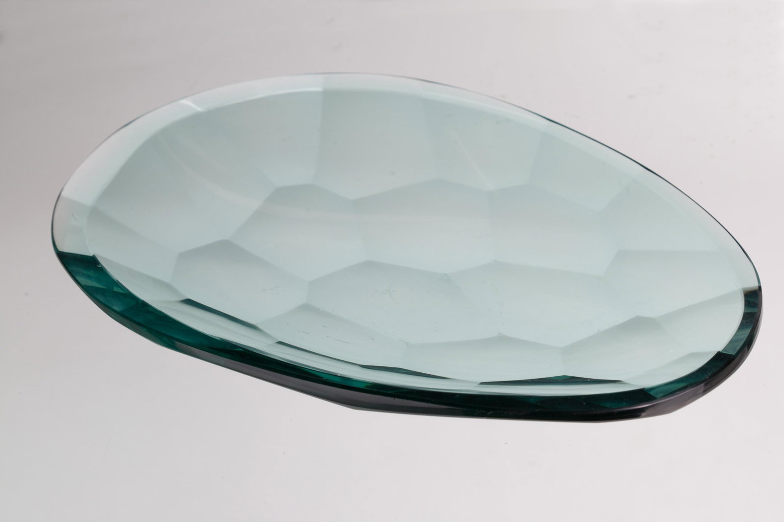 Green glass bowl. FONTANA ARTE. 1960s: Coppetta verde trasparente in vetro. Produzione FONTANA ARTE. Anni '60. Mis. Lung. cm. 19.5 Alt. cm. 3 Prof. cm. 13.5 ca. Val. 150/200