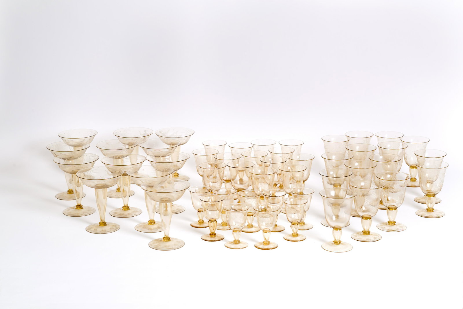 GUIDO MARIA BALSAMO STELLA. Fifty glasses: GUIDO MARIA BALSAMO STELLA (Torino, 1882 - Asolo, 1941). Servizio di cinquanta bicchieri, di cui quarantadue in cristallo inciso. 1925-'30. Val. 7000/9000Dettaglicomposto da dodici coppe, dodici bicch