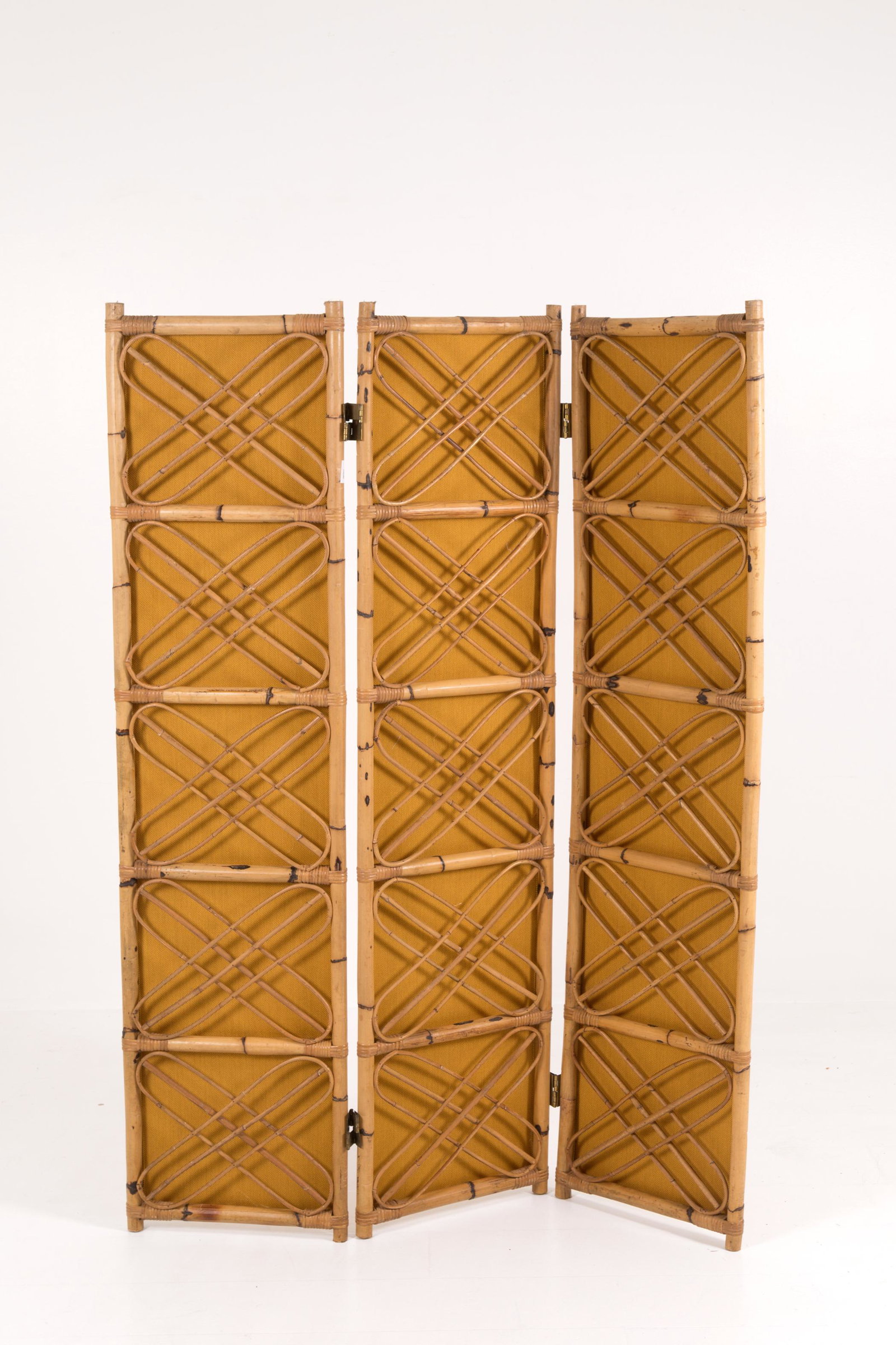 Rattan partition. Italy. 1970s: Paravento in rattan con stoffa gialla. Manifattura italiana. Anni '70. Mis. Lung. cm. 124 Alt. cm. 160 Prof. cm. 12 ca. Val. 150/200