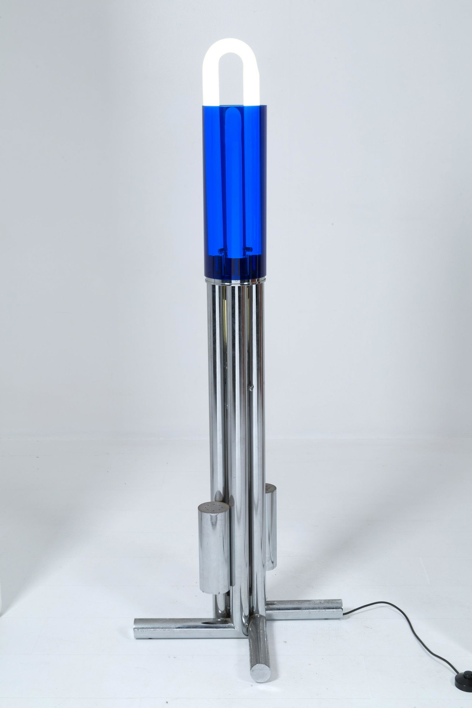 ROBERTO GABETTI and AIMARO ISOLA. Unic lamp: ROBERTO GABETTI (Torino, 1925-2000) e AIMARO ISOLA (Torino, 1928). Rara lampada da terra modello Tetralogia in acciaio e plexiglass. Anni '70. Mis. Lung. cm. 60 Alt. cm. 135 Prof. cm. 60 ca. Val. 5000