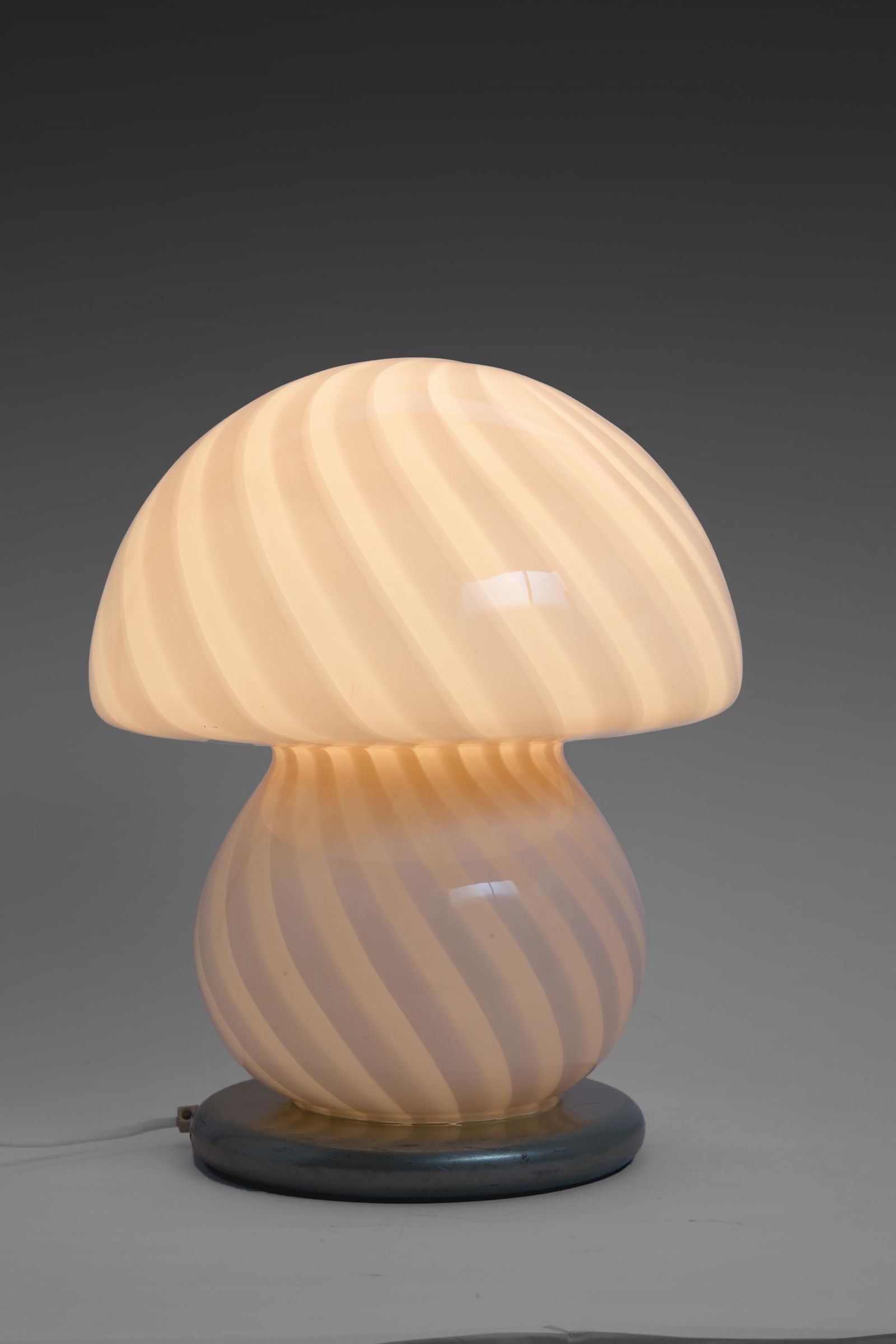 Mushroom-shaped table lamp in pink glass. 1970s (1 of 4)