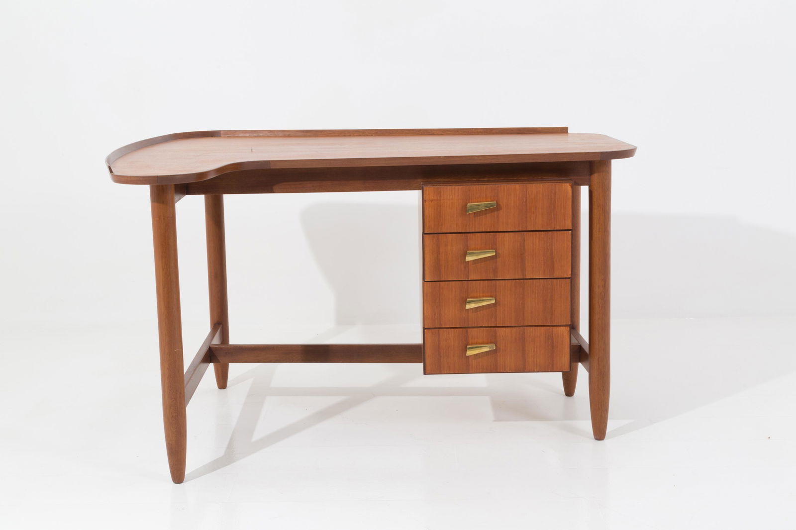 ARNE VODDER. Wooden desk. 1950s: ARNE VODDER (1926-2009). Scrivania in legno con piano mosso e quattro cassetti. Anni '50. Mis. Lung. cm. 133 Alt. cm. 79 Prof. cm. 183 ca. Val. 2300/3000