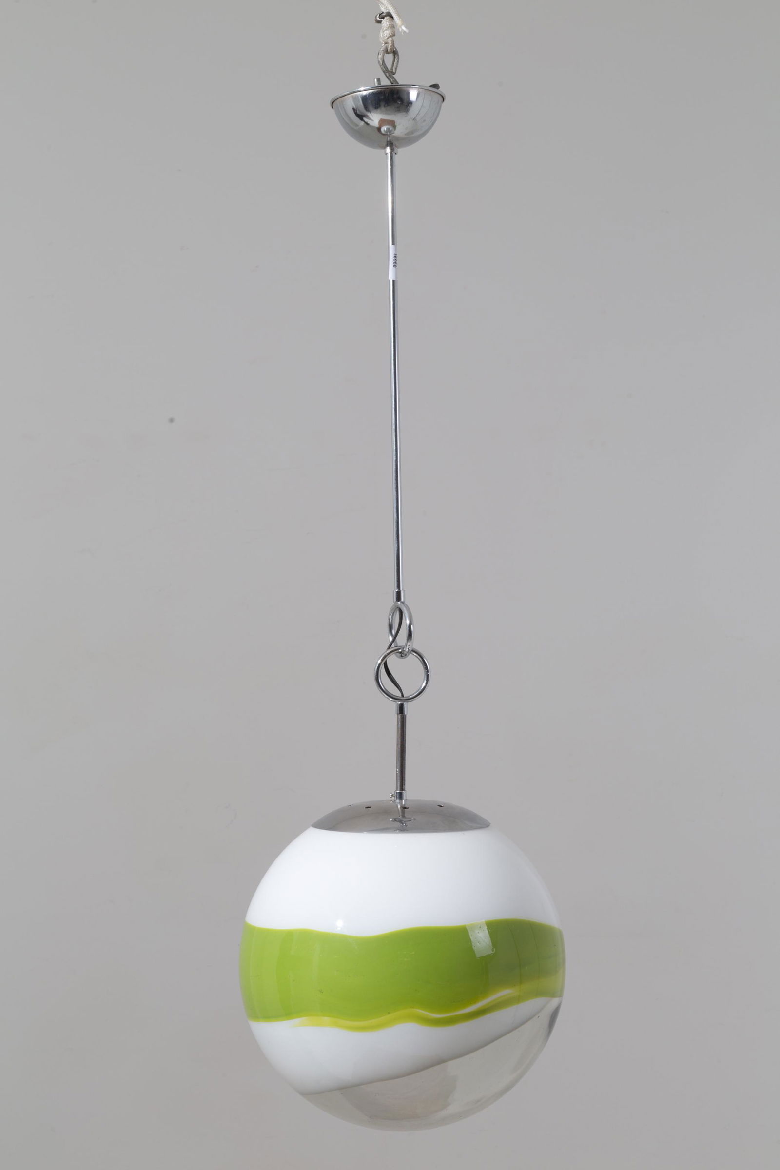 Metal and glass chandelier. ESPERIA. 1960s: Lampadario in metallo cromato con vetro bianco e verde. Produzione ESPERIA. Anni '60. Mis. Alt. cm. 103 Diam. cm. 38 ca. Val. 1300/1800