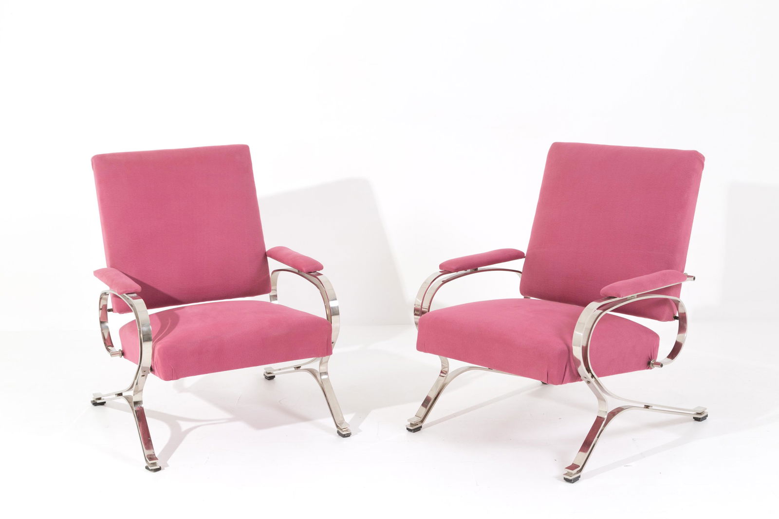 GIULIO MOSCATELLI for FORMANOVA. Armchairs. 1960s: GIULIO MOSCATELLI (1917-1994) per FORMANOVA. Due poltrone molleggiate in acciaio e tessuto color prugna. Anni '60. Mis. Lung. cm. 71 Alt. cm. 92 Prof. cm. 80 ca. Val. 3500/5000