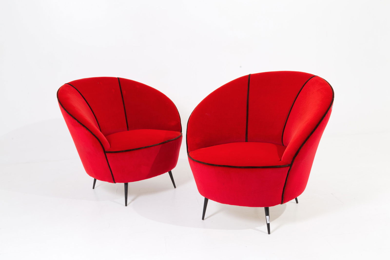 FEDERICO MUNARI. Two metal and velvet armchairs: FEDERICO MUNARI. Due poltrone in velluto rosso con profili neri e gambe in metallo verniciato. Anni '50. Mis. Lung. cm. 82 Alt. cm. 80 Prof. cm. 80 ca. Val. 1800/2400