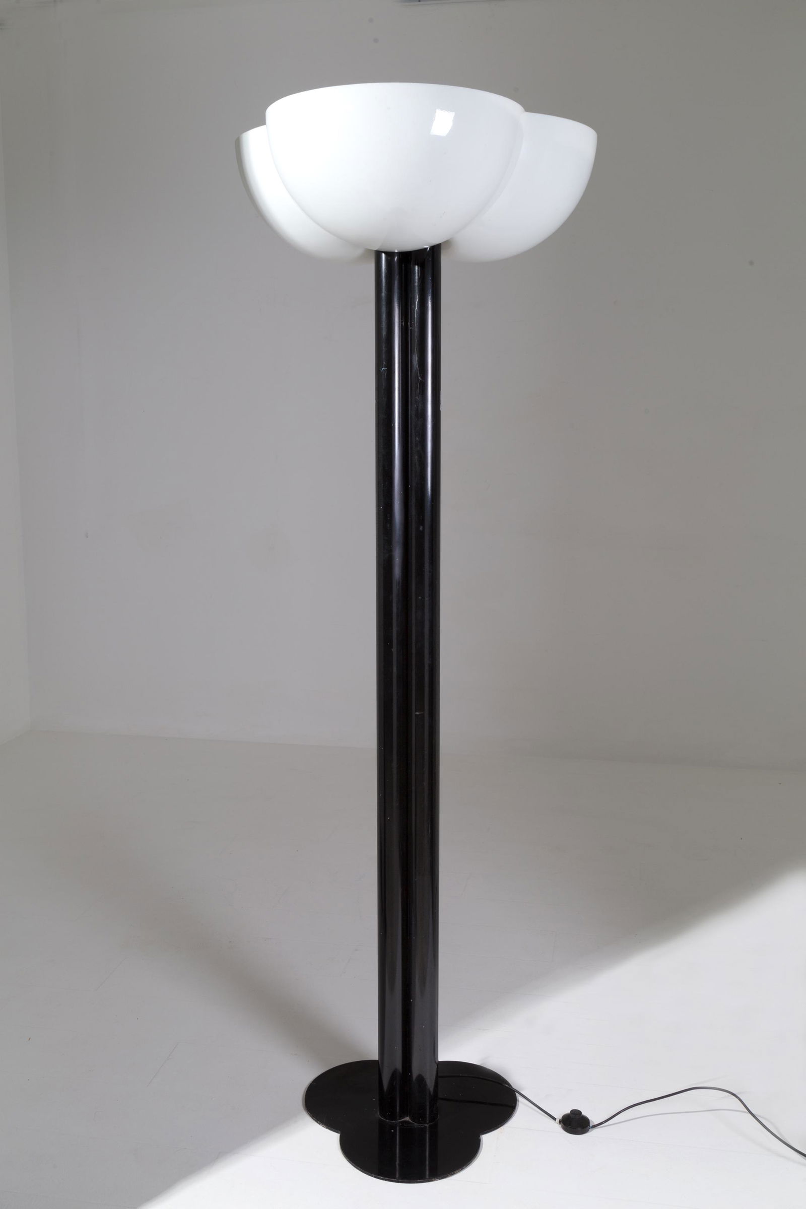 SERGIO ASTI for BILUM. Metal and plexiglass lamp. 1970s: SERGIO ASTI (Milano, 1926) per BILUMEN. Lampada Trifoglio in metallo nero verniciato e plexiglass bianco. 1969. Mis. Alt. cm. 200 Diam. cm. 70 ca. Val. 2100/2800