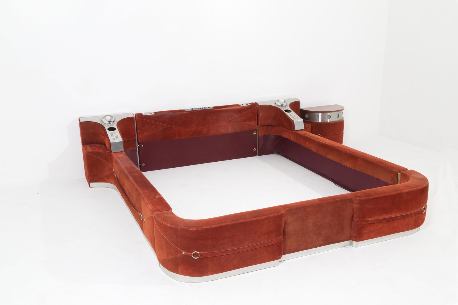 LUIGI RADAELLI. Space Age king-size bed Rosy (1 of 5)