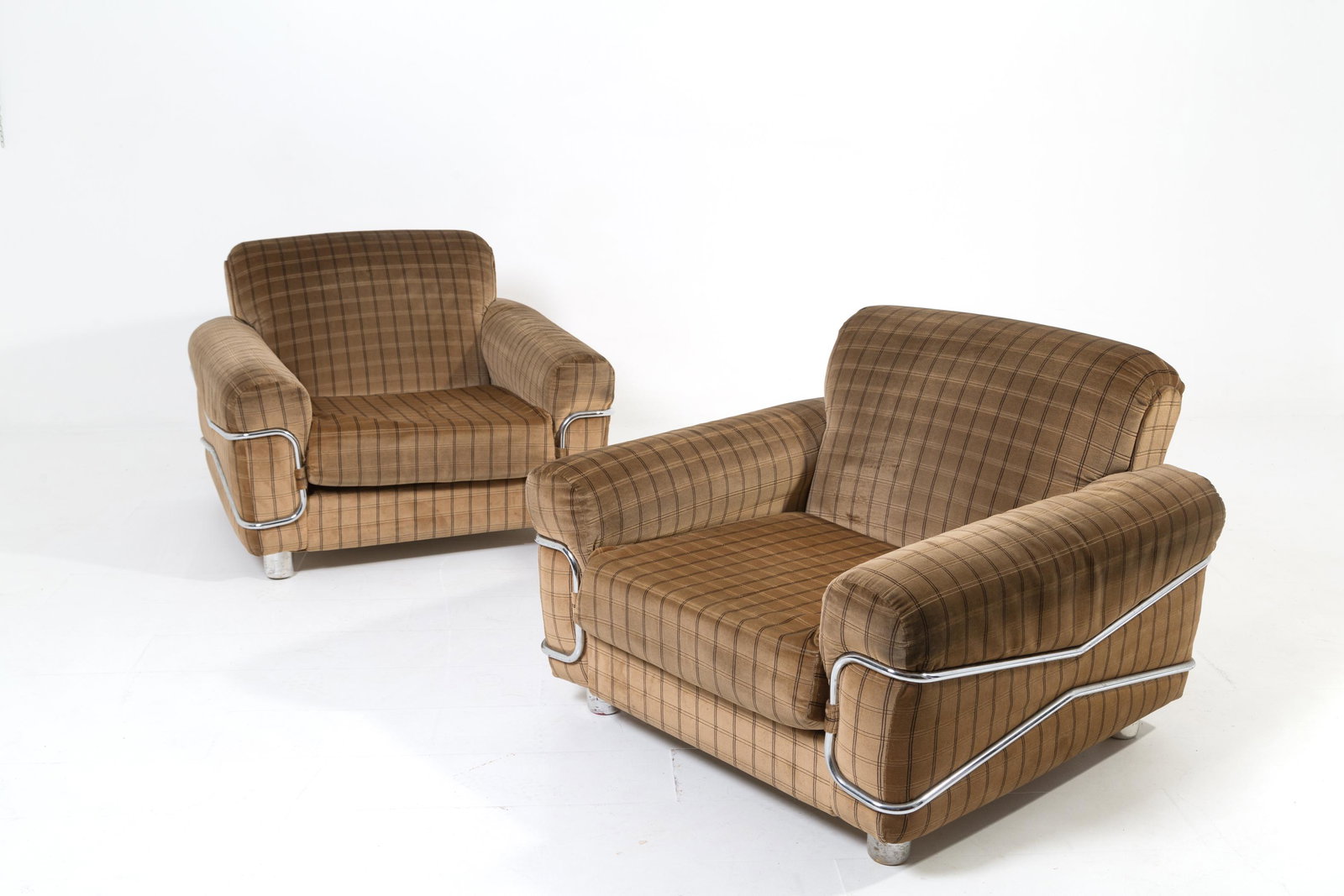 Two Woops armchairs in metal and velvet. Italy: Coppia di poltrone Woops in metallo e velluto. Manifattura italiana. Anni '70. Mis. Lung. cm. 95 Alt. cm. 71 Prof. cm. 95 ca. Val. 900/1200