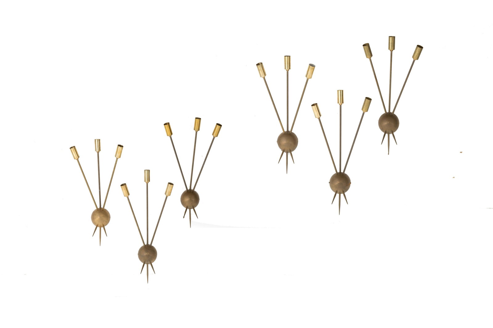 Six brass sconces. STILNOVO. 1960s: Sei applique in ottone. Produzione STILNOVO. Anni '50. Segni di usura del tempo. Mis. Lung. cm. 26 Alt. cm. 54 Prof. cm. 13 ca. Val. 2400/3000