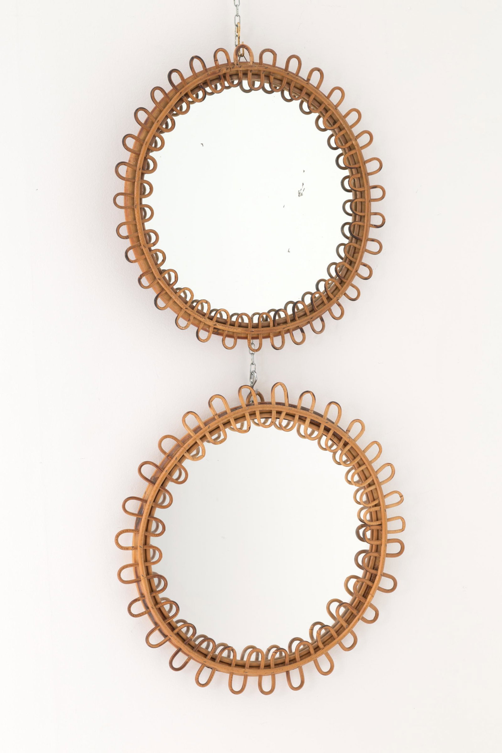 Two round bamboo mirrors. Italy. 1950s: Coppia di specchi rotondi con cornice in midollino. Manifattura italiana. Anni '50. Condizioni originali. Mis. Prof. cm. 3.5 Diam. cm. 51 ca. Val. 600/800