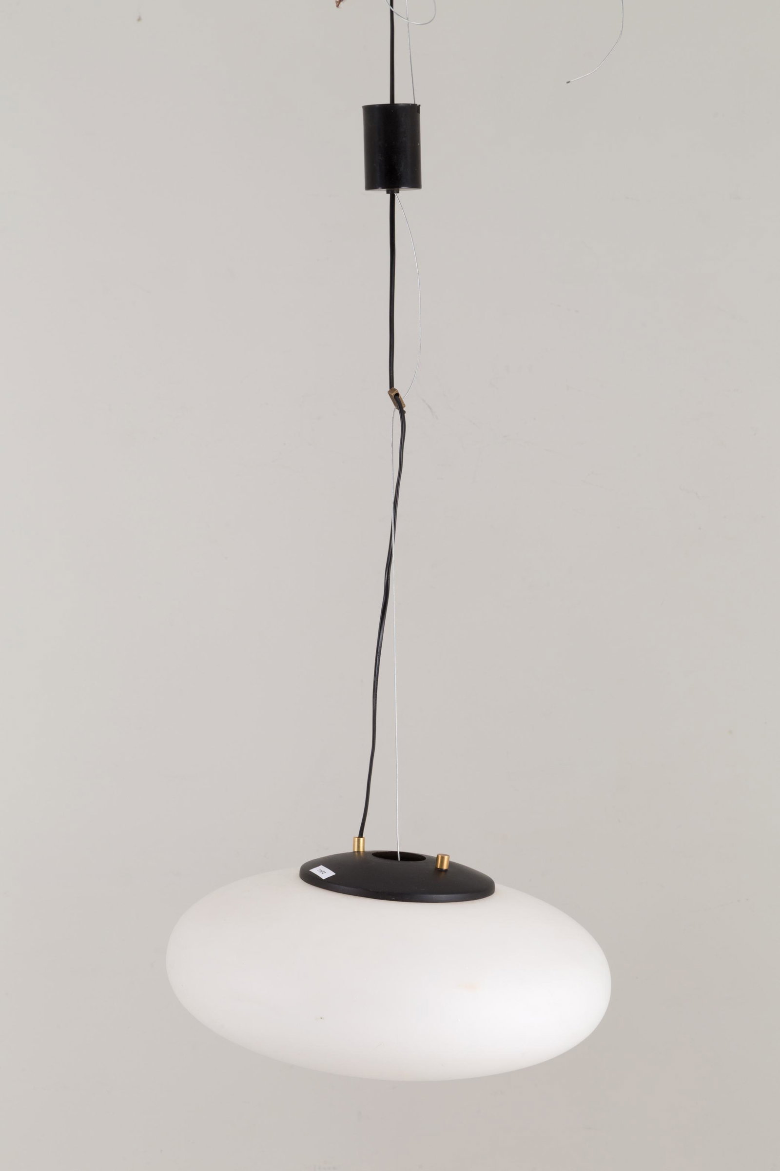 Glass and brass chandelier. STILNOVO. 1950s: Lampadario in vetro e ottone. Produzione STILNOVO. Anni '50. Mis. Alt. cm. 95 Diam. cm. 45 ca. Val. 400/500