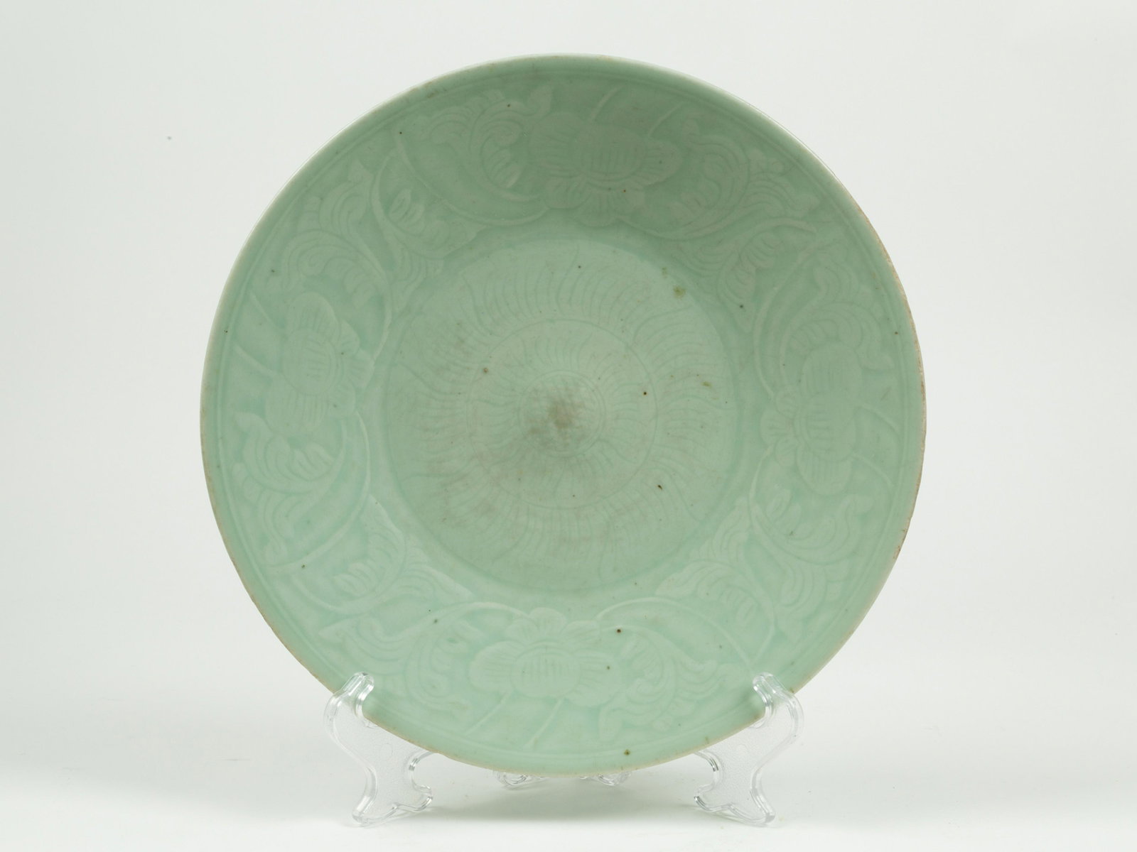 Ancient celadon plate. China: Antico piatto in porcellana celadon. Cina. Mis. Diam. cm. 33.5 ca. Val. 500/800