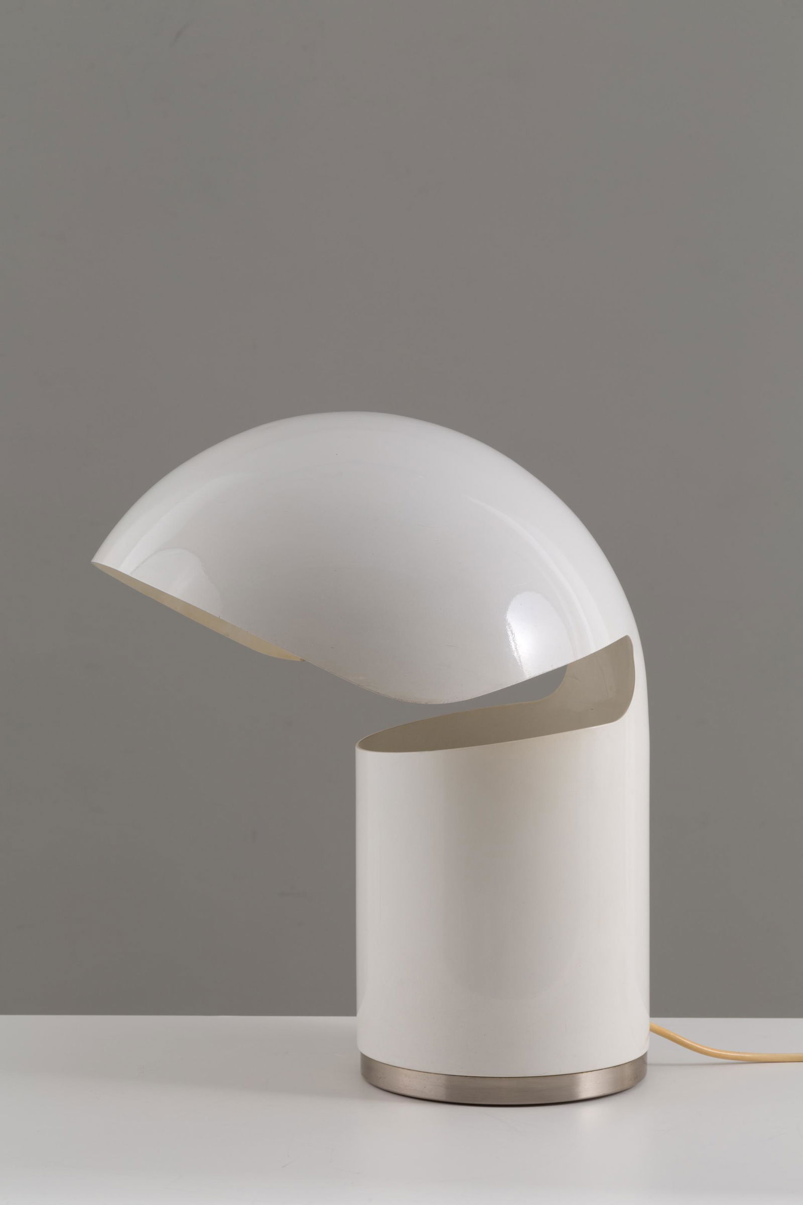 F. BUZZI CERIANI. Metal table lamp. 1960-70s: FRANCESCO BUZZI CERIANI. Rara lampada da tavolo in metallo verniciato. Anni '60-'70. Mis. Alt. cm. 42 Diam. cm. 35 ca. Val. 600/800