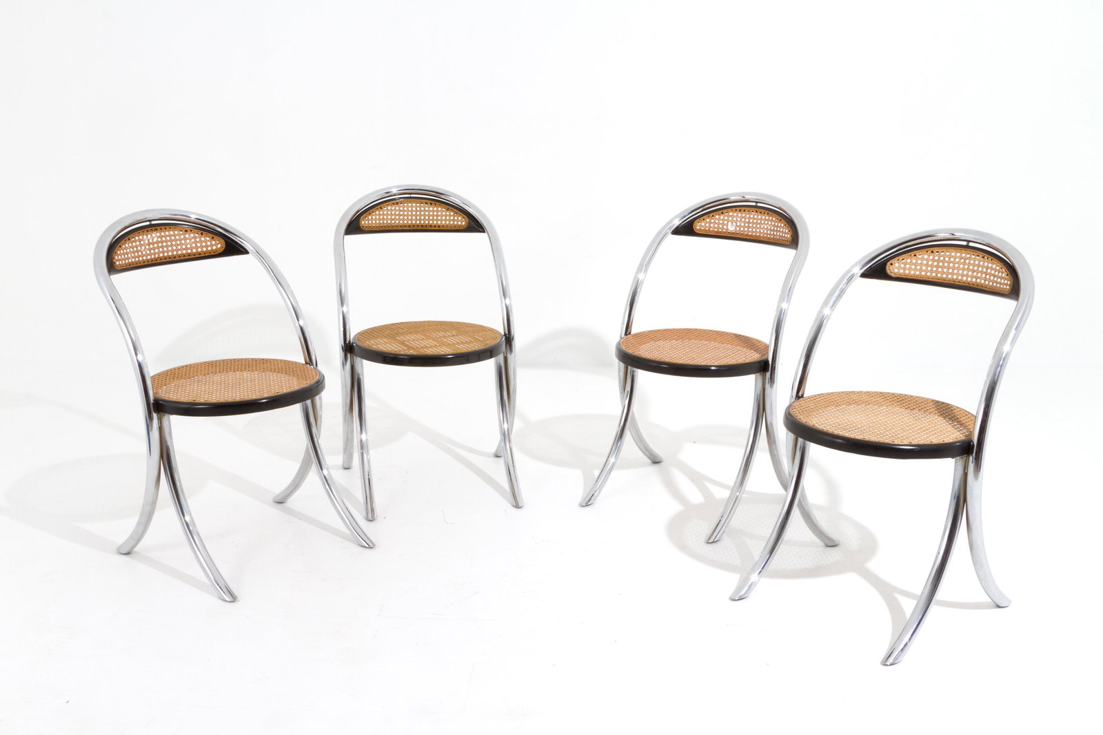 GIOTTO STOPPINO. Four steel chairs. 1970s: GIOTTO STOPPINO (Vigevano, 1926 - Milano, 2011). Quattro sedie con struttura in acciaio cromato e seduta e schienale in paglia di Vienna. Anni '70. Lievi difetti e segni di usura. Mis. Lung. cm. 50 Al