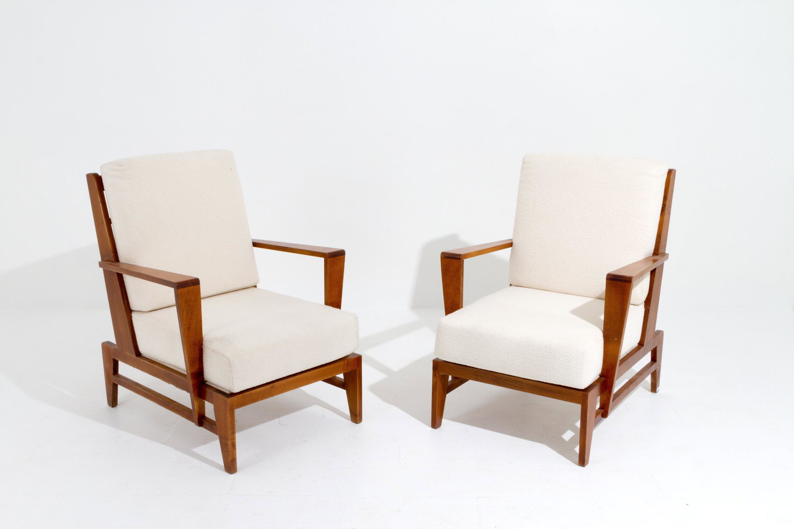RENE’ GABRIEL. Two wooden armchairs. 1950-60s: RENE' GABRIEL (Maisons-Alfort, 1899 - Parigi, 1950). Coppia di poltrone in legno rivestite in tessuto bouclè. Anni '50-'60. Mis. Lung. cm. 61 Alt. cm. 93 Prof. cm. 88 ca. Val. 5000/6000