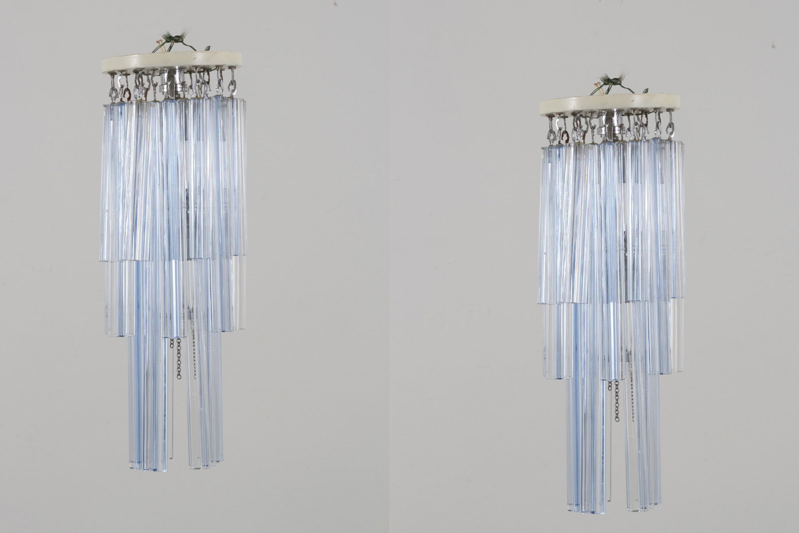 Two Murano glass chandeliers. VENINI. 1960s: Coppia di lampadari in vetro di Murano e acciaio verniciato. Produzione VENINI. Anni '60. Difetti e rotture. Mis. Alt. cm. 50 Diam. cm. 20 ca. Val. 700/800