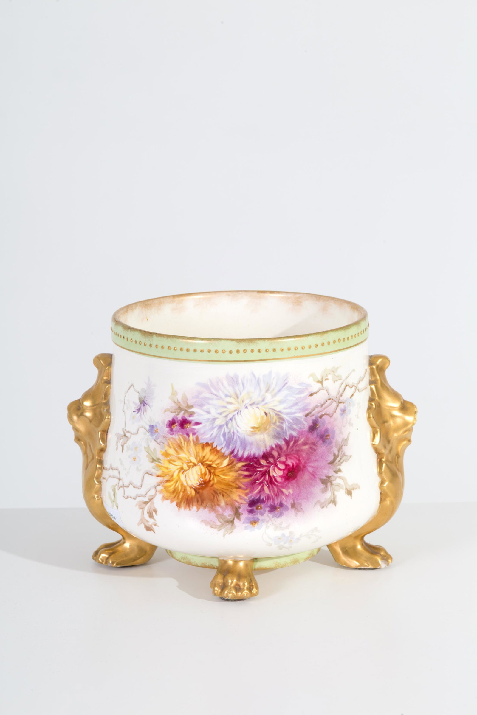 Porcelain cachepot. ROYAL BONN. Late 19th c: Cachepot in porcellana dipinta e dorata. Manifattura ROYAL BONN, Germania. Marcato sul fondo. Fine XIX secolo. Mis. Alt. cm. 20 Diam. cm. 19 ca. Val. 200/300
