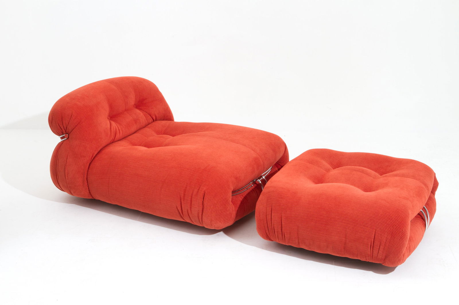 AFRA & TOBIA SCARPA Soriana chaise longue CASSINA: AFRA (Montebelluna, 1937 - Trevignano, 2011) e TOBIA SCARPA (Venezia, 1935) per CASSINA. Chaise longue Soriana con pouff in metallo cromato e velluto. Con etichetta del produttore. Anni '70. Mis. chai