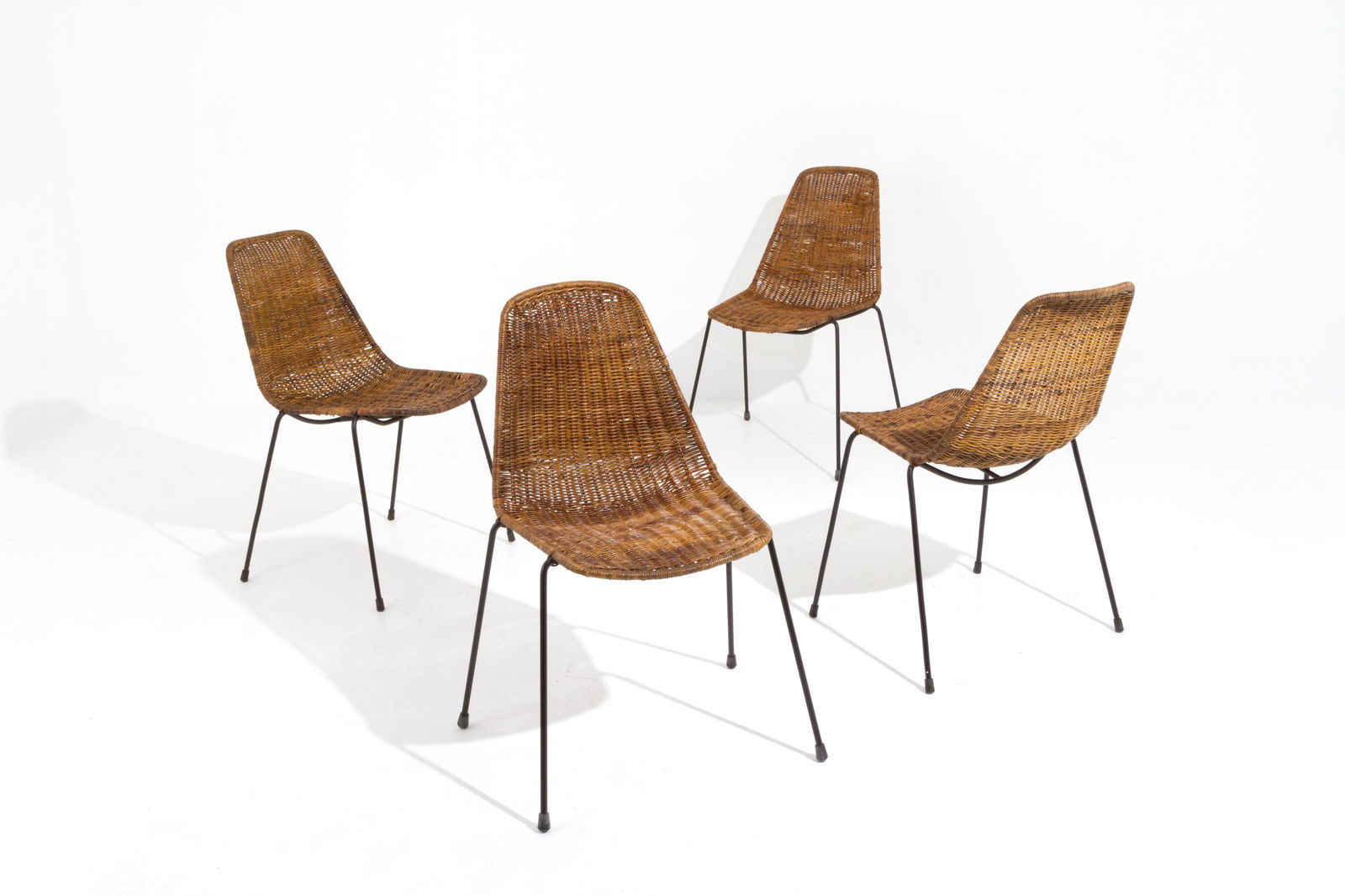 F. CAMPO & C. GRAFFI. Four Basket chairs. HOME: FRANCO CAMPO (1926) e CARLO GRAFFI (1925-1985) per HOME. Quattro sedie Basket in metallo e midollino. Anni '60. Mis. Lung. cm. 45 Alt. cm. 82 Prof. cm. 52 ca. Val. 600/900