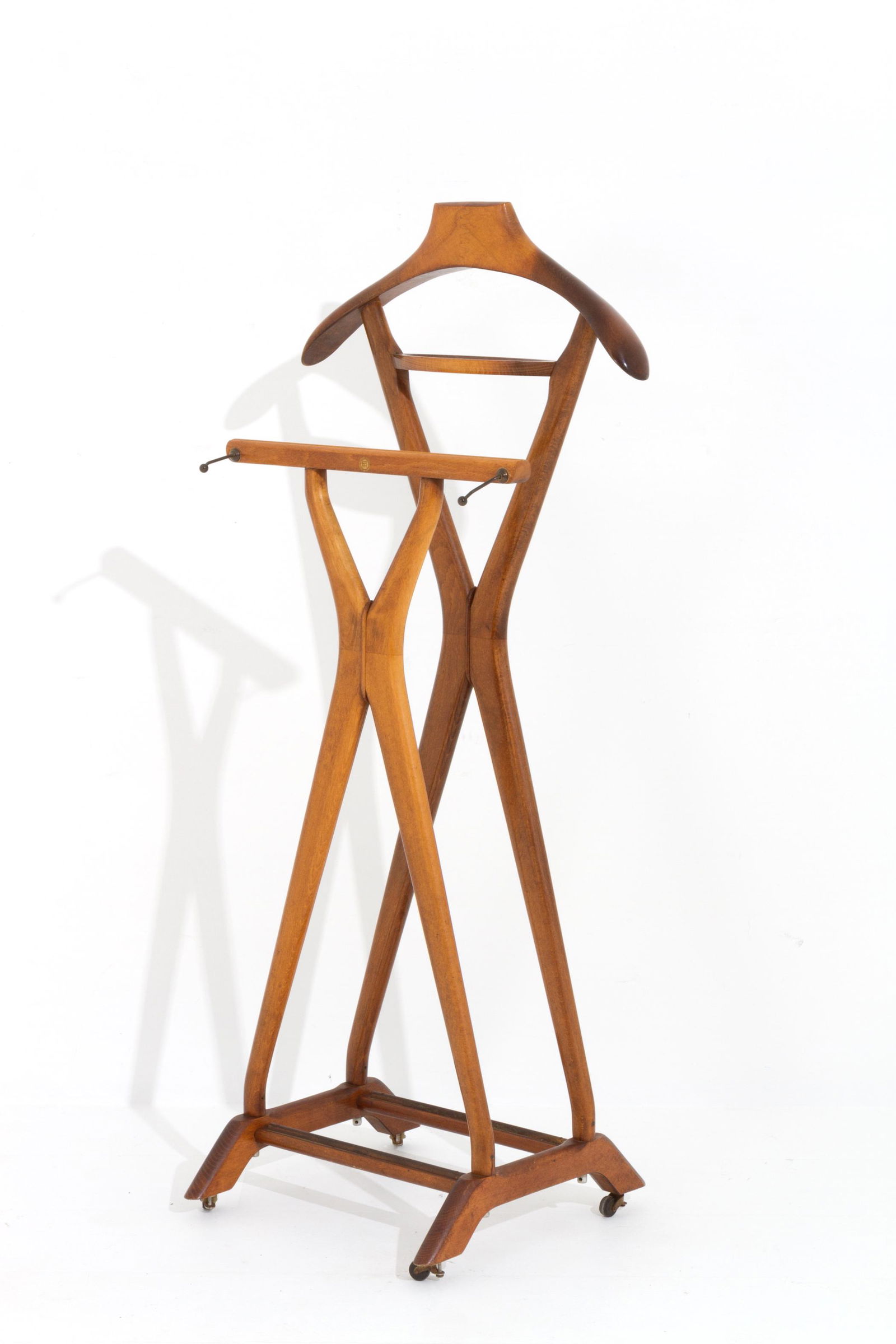 ICO PARISI. Valet stand in wood. REGUITTI. 1950s: ICO PARISI (Palermo, 1916 - Como, 1996) per REGUITTI. Servomuto in legno e ottone. Anni '50. Buone condizioni. Mis. Lung. cm. 46 Alt. cm. 107 Prof. cm. 38 ca. Val. 300/500