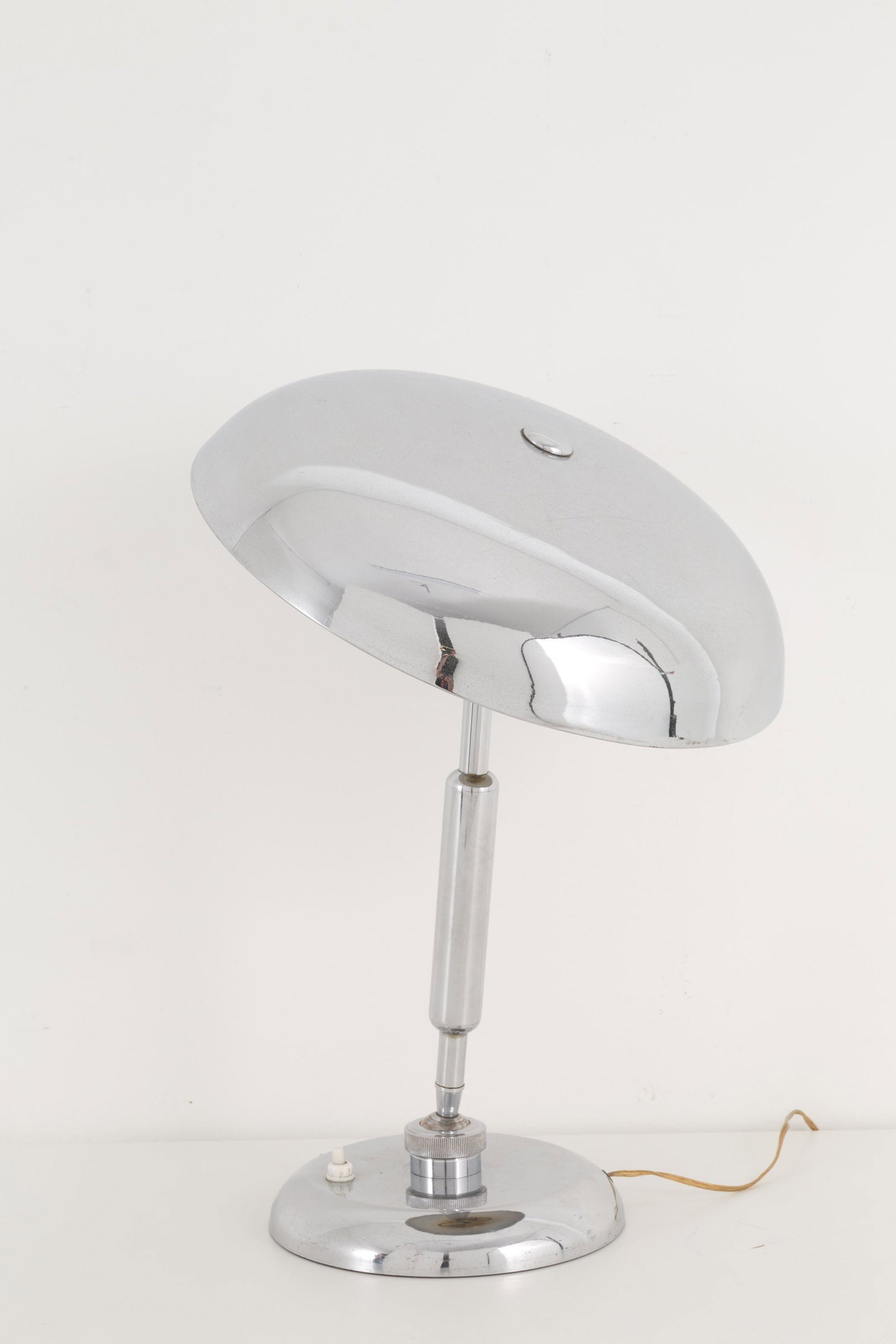 Chrome-plated table lamp. Italy. 1960s: Lampada da tavolo in metallo cromato. Manifattura italiana. Anni '60. Mis. Alt. cm. 45 Diam. cm. 33 ca. Val. 300/400