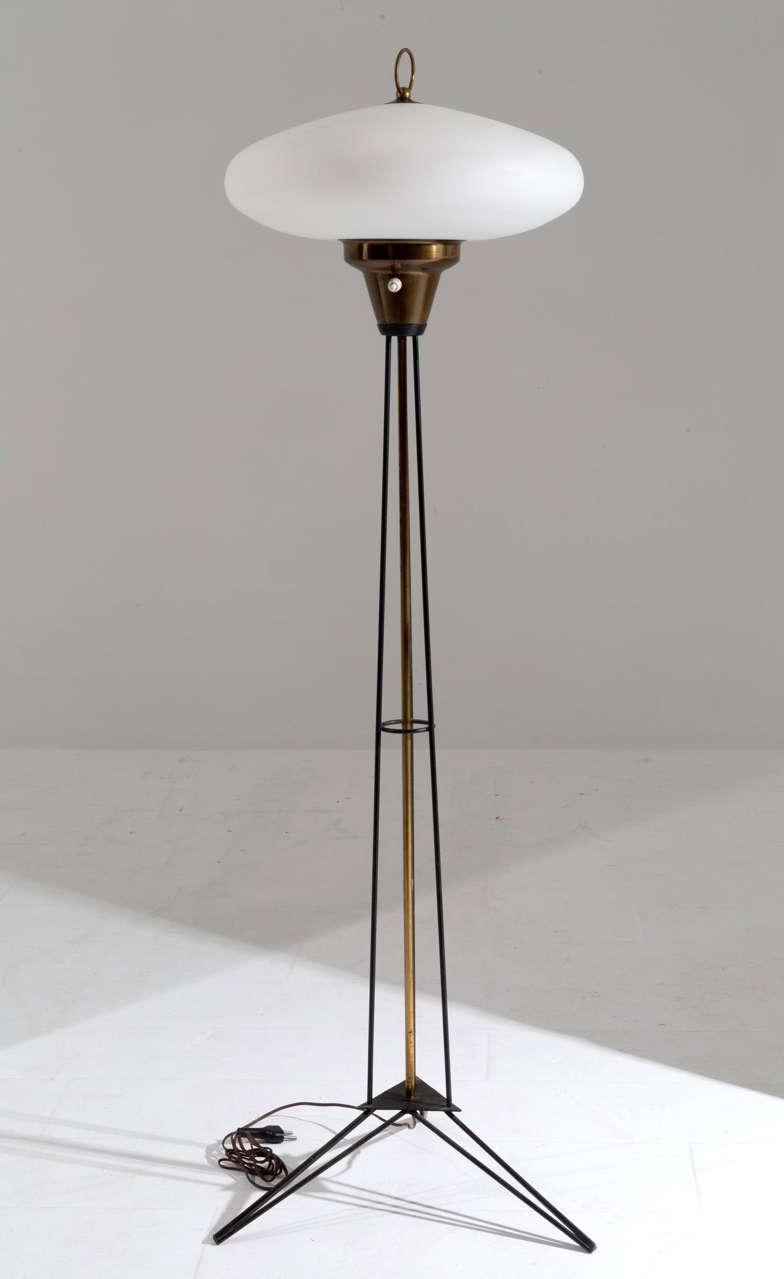 Floor lamp in Stilnovo’s style. Italy. 1950s: Piantana nello stile di Stilnovo. Manifattura italiana. Anni '50. Mis. Lung. cm. 45 Alt. cm. 125 Prof. cm. 45 ca. Val. 600/800
