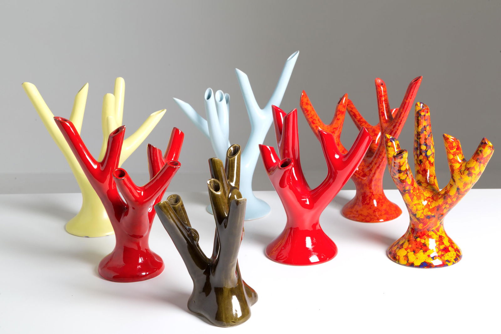 GUIDO ANDLOVITZ. Seven vases. LAVENIA. 1930-40s: GUIDO ANDLOVITZ (Trieste, 1900 - Grado, 1971) per LAVENIA. Sette coralli portafiori in porcellana, di cui uno con marchio del produttore sul fondo. Anni '30-'40. Mis. Alt. cm. 23 Diam. cm. 22 ca. Val.