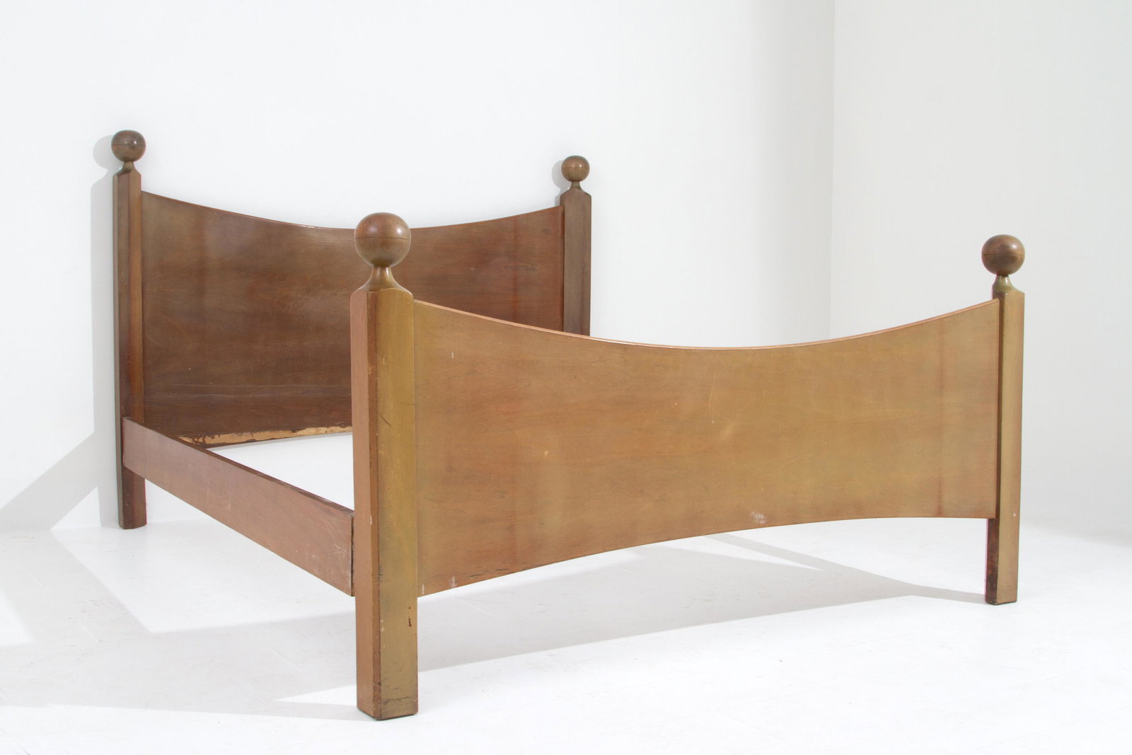 LUIGI CACCIA DOMINIONI. Rare wooden bed. 1950s: LUIGI CACCIA DOMINIONI (Milano, 1913-2016). Raro letto in legno disegnato per dimora privata. Anni '50. Difetti. Mis. Lung. cm. 170 Alt. cm. 124 Prof. cm. 205 ca. Val. 800/1000