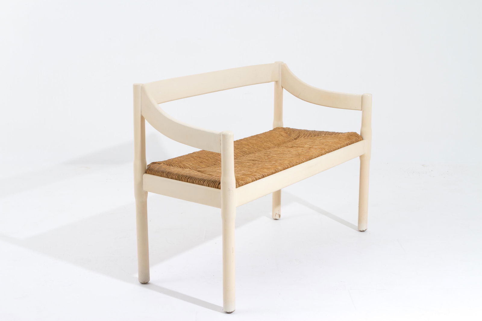 Wooden bench in wood and rattan. Italy. 1950s: VICO MAGISTRETTI (Milano, 1920-2006) per CASSINA. Panca in legno laccato bianco con seduta in rattan. Anni '50. Mis. Lung. cm. 113 Alt. cm. 75 Prof. cm. 50 ca. Val. 200/300