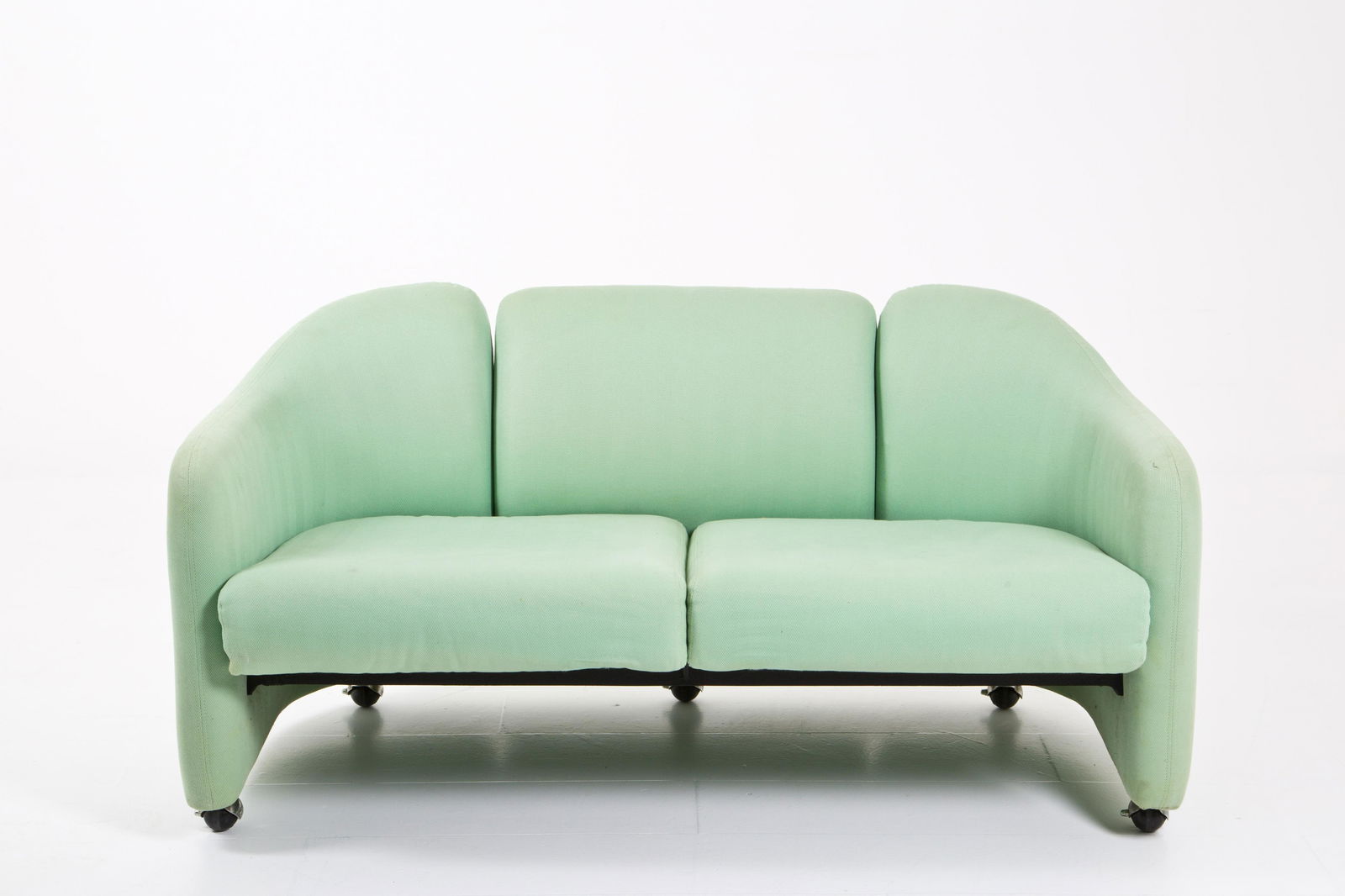 O. BORSANI & E. GERLI. A142 sofa. TECNO. 1960s: OSVALDO BORSANI (Varedo, 1911 - Milano, 1985) e EUGENIO GERLI (Milano, 1923-2013) per TECNO. Divano due posti modello a142, imbottito e rivestito in stoffa color verde acqua. Anni '60. Pubblicato in G