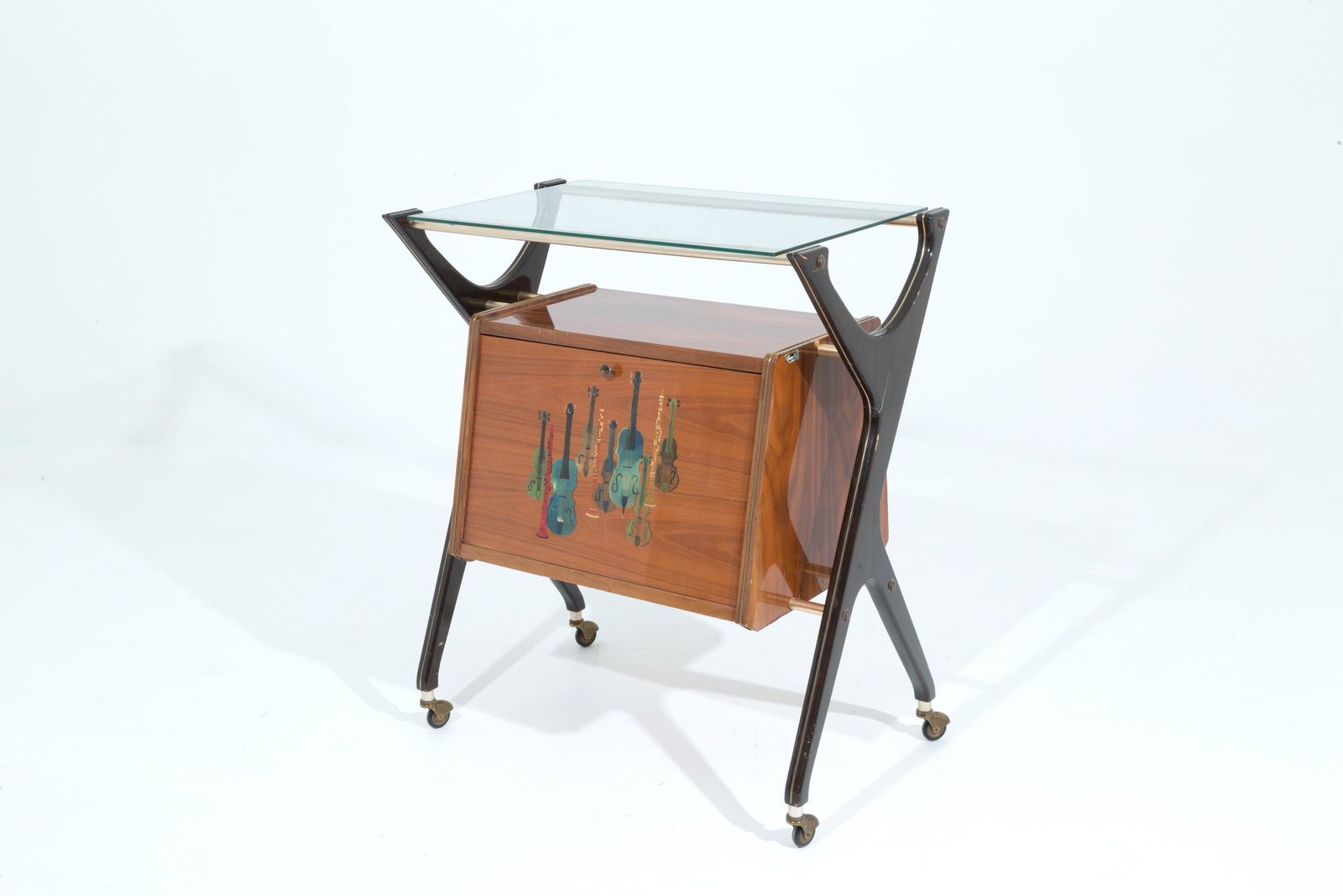 TV wall shelf with bar in painted brass. 1970s: Mobile portatelevisore con reparto bar in legno e ottone dipinto. Produzione ZUANELLI.Con etichetta del produttore. Anni '70. Mis. Lung. cm. 78 Alt. cm. 81 Prof. cm. 45 ca. Val. 700/1000