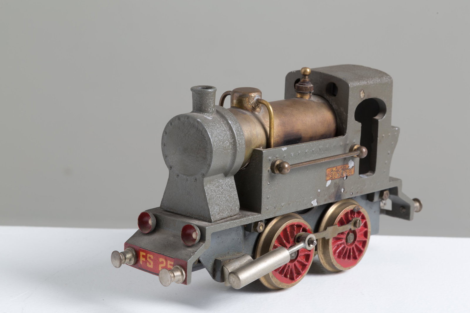 Steam train in iron and brass. GISEA: Locomotiva a vapore in ferro e ottone. Marcata G.I.S.E.A. MILANO. XX secolo. Mis. Lung. cm. 21 Alt. cm. 11 Prof. cm. 6 ca. Val. 250/350