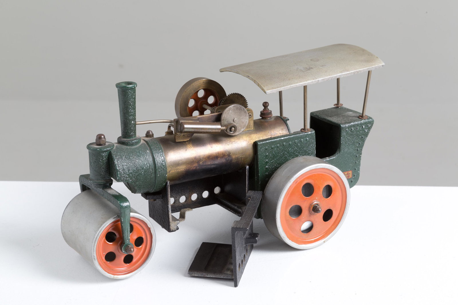 Road steamroller in metal sheet and brass GISEA: Rullo compattatore stradale a vapore in lamiera dipinta e ottone. Marcato G.I.S.E.A. MILANO. XX secolo. Mis. Lung. cm. 35 Alt. cm. 16 Prof. cm. 12 ca. Val. 250/350